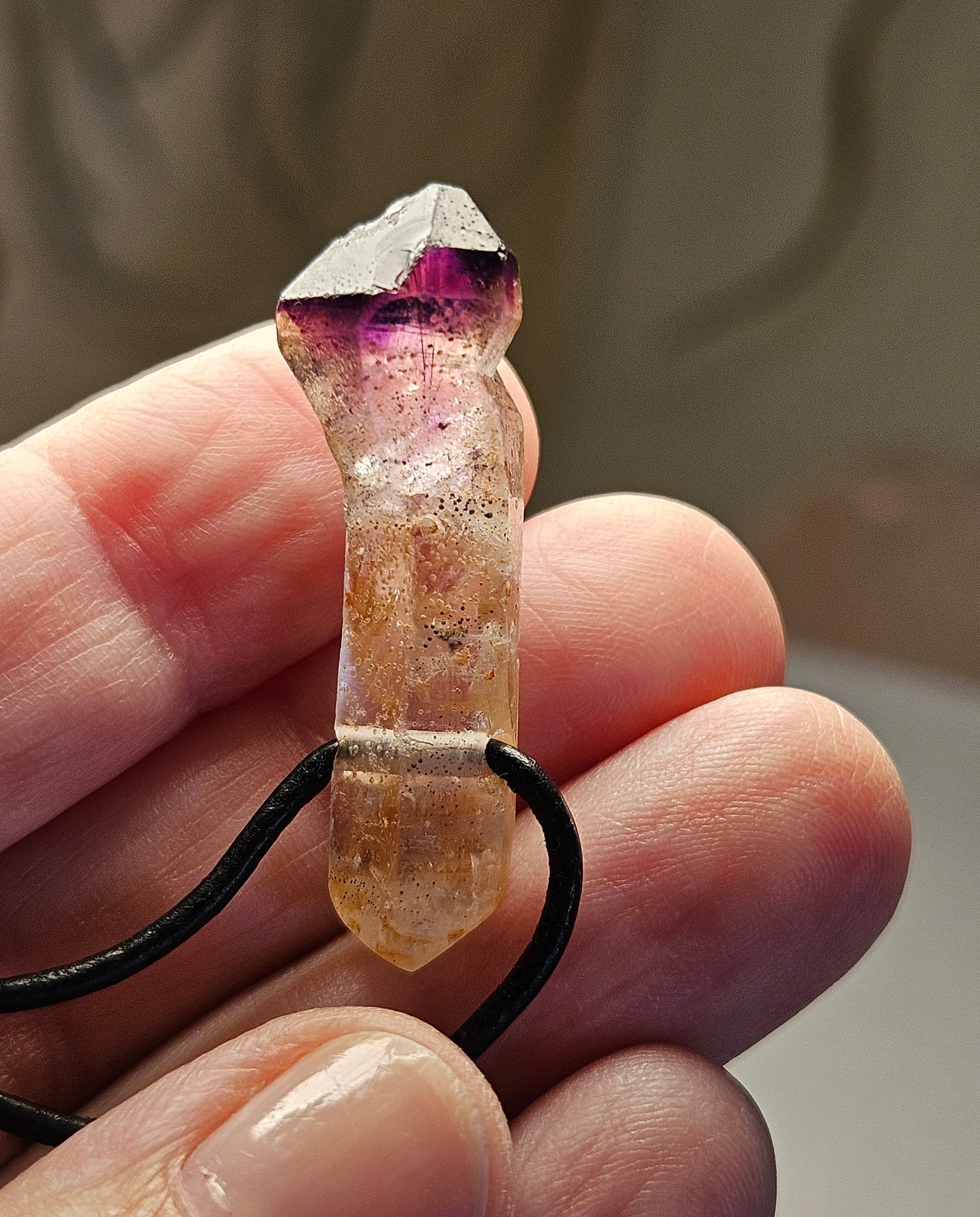 Zepter Amethyst Kristall Spitze Zepteramethyst Rohstein Healing Crystal Heilkristall gebohrt, an verstellbarem Lederband