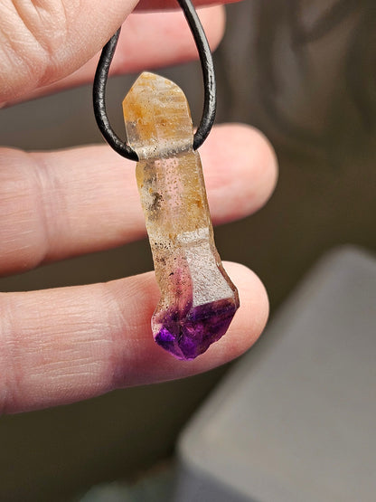 Zepter Amethyst Kristall Spitze Zepteramethyst Rohstein Healing Crystal Heilkristall gebohrt, an verstellbarem Lederband