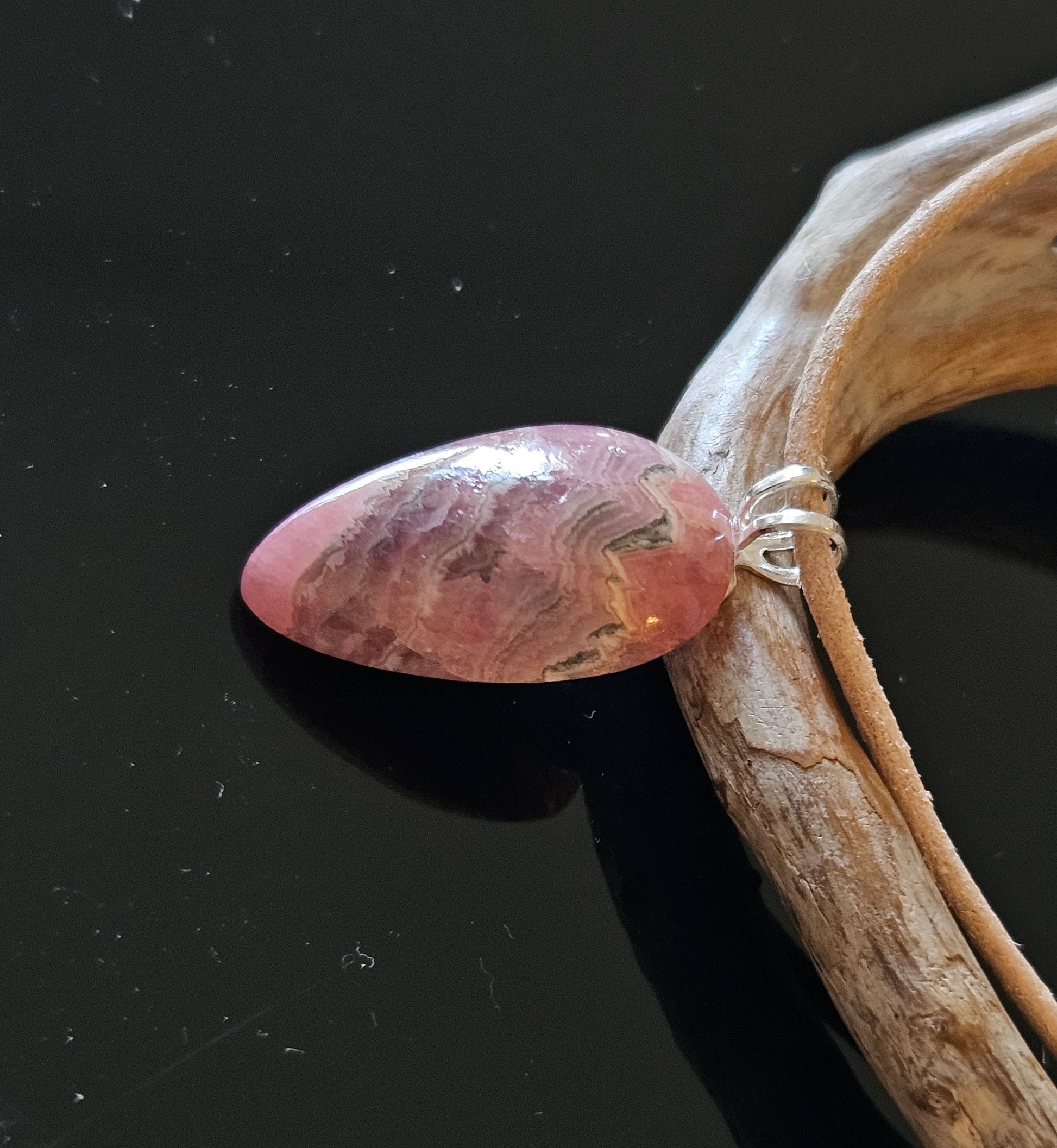 Kleiner feiner Rhodochrosit an 925er Silber Öse Anhänger, 26 x 14 x 7 mm, gebohrt, an verstellbarem Lederband