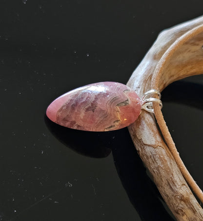 Kleiner feiner Rhodochrosit an 925er Silber Öse Anhänger, 26 x 14 x 7 mm, gebohrt, an verstellbarem Lederband
