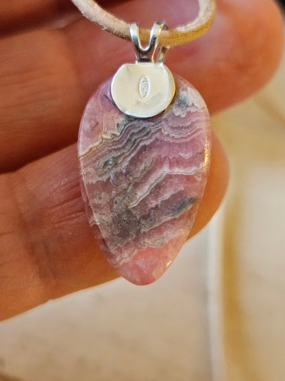 Kleiner feiner Rhodochrosit an 925er Silber Öse Anhänger, 26 x 14 x 7 mm, gebohrt, an verstellbarem Lederband