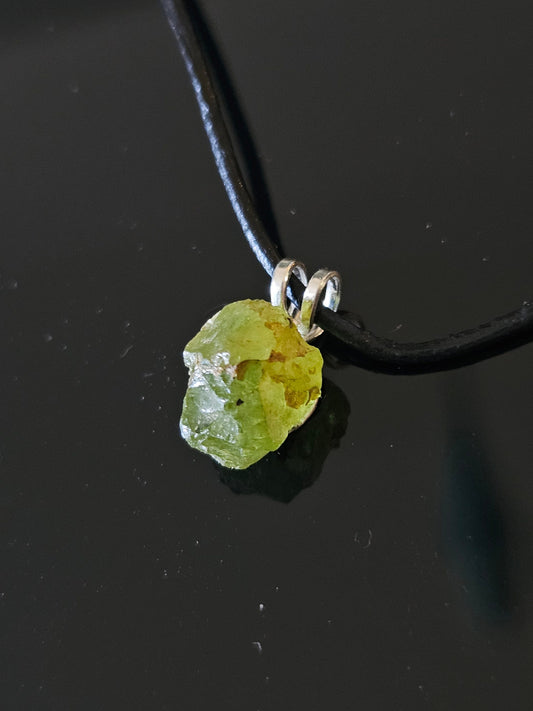 Peridot Nugget Olivin, Kristall, mini Anhänger, 14 x 7 x 8 mm , gebohrt, am Lederband, an 925er Silber Öse, an verstellbarem Lederband