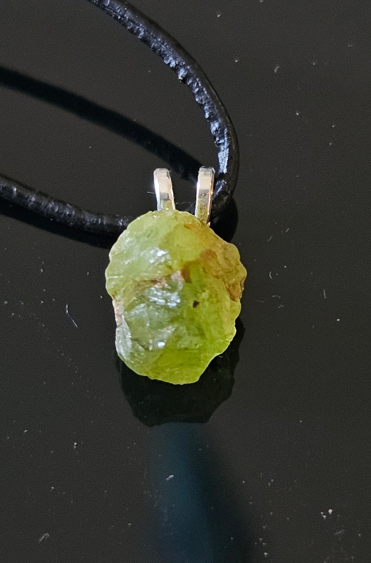 Peridot Nugget Olivin, Kristall, mini Anhänger, 14 x 7 x 8 mm , gebohrt, am Lederband, an 925er Silber Öse, an verstellbarem Lederband