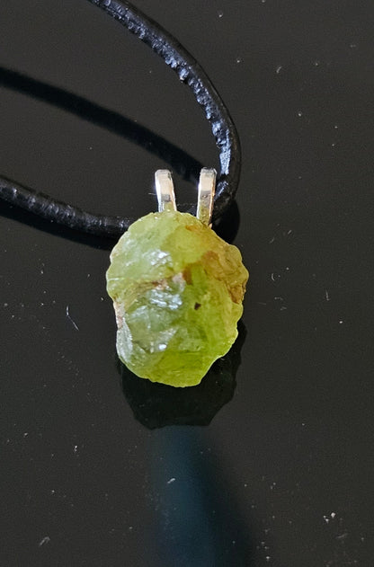 Peridot Nugget Olivin, Kristall, mini Anhänger, 14 x 7 x 8 mm , gebohrt, am Lederband, an 925er Silber Öse, an verstellbarem Lederband