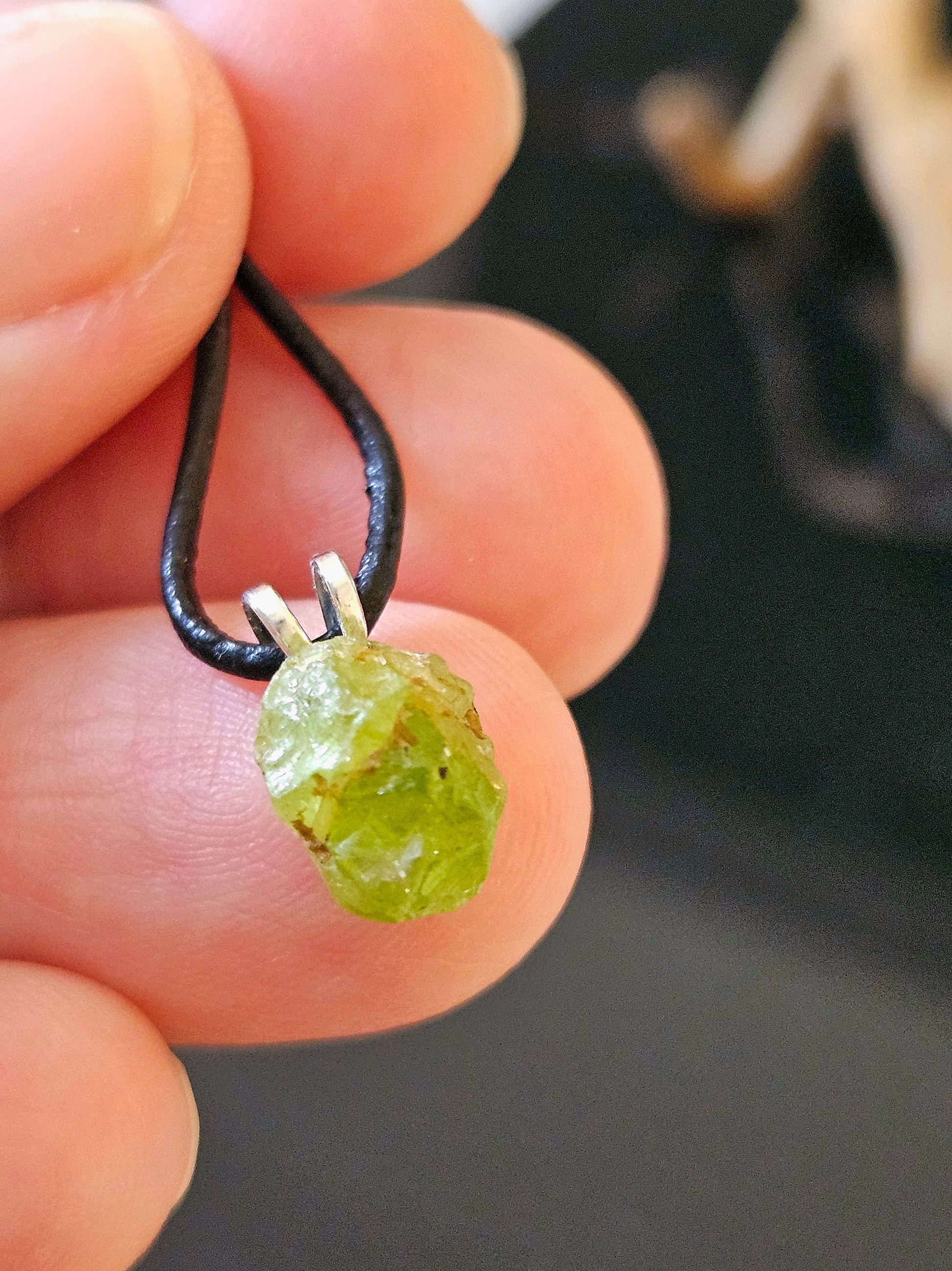 Peridot Nugget Olivin, Kristall, mini Anhänger, 14 x 7 x 8 mm , gebohrt, am Lederband, an 925er Silber Öse, an verstellbarem Lederband