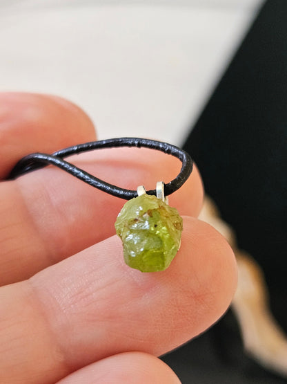 Peridot Nugget Olivin, Kristall, mini Anhänger, 14 x 7 x 8 mm , gebohrt, am Lederband, an 925er Silber Öse, an verstellbarem Lederband