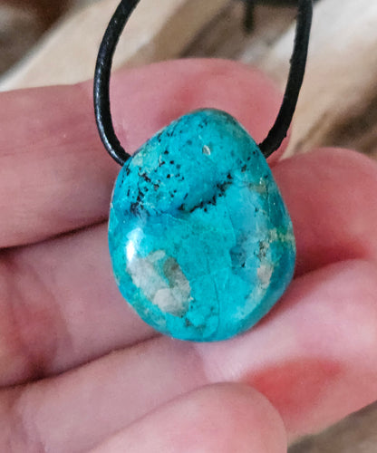 Chrysokoll Anhänger, 25 x 24 x 15 mm, gebohrt, an verstellbarem Lederband