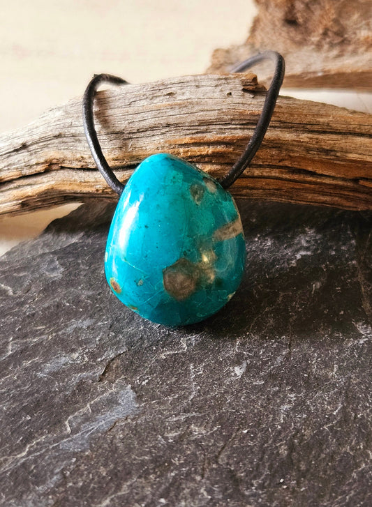 Chrysokoll Anhänger, 25 x 24 x 15 mm, gebohrt, an verstellbarem Lederband