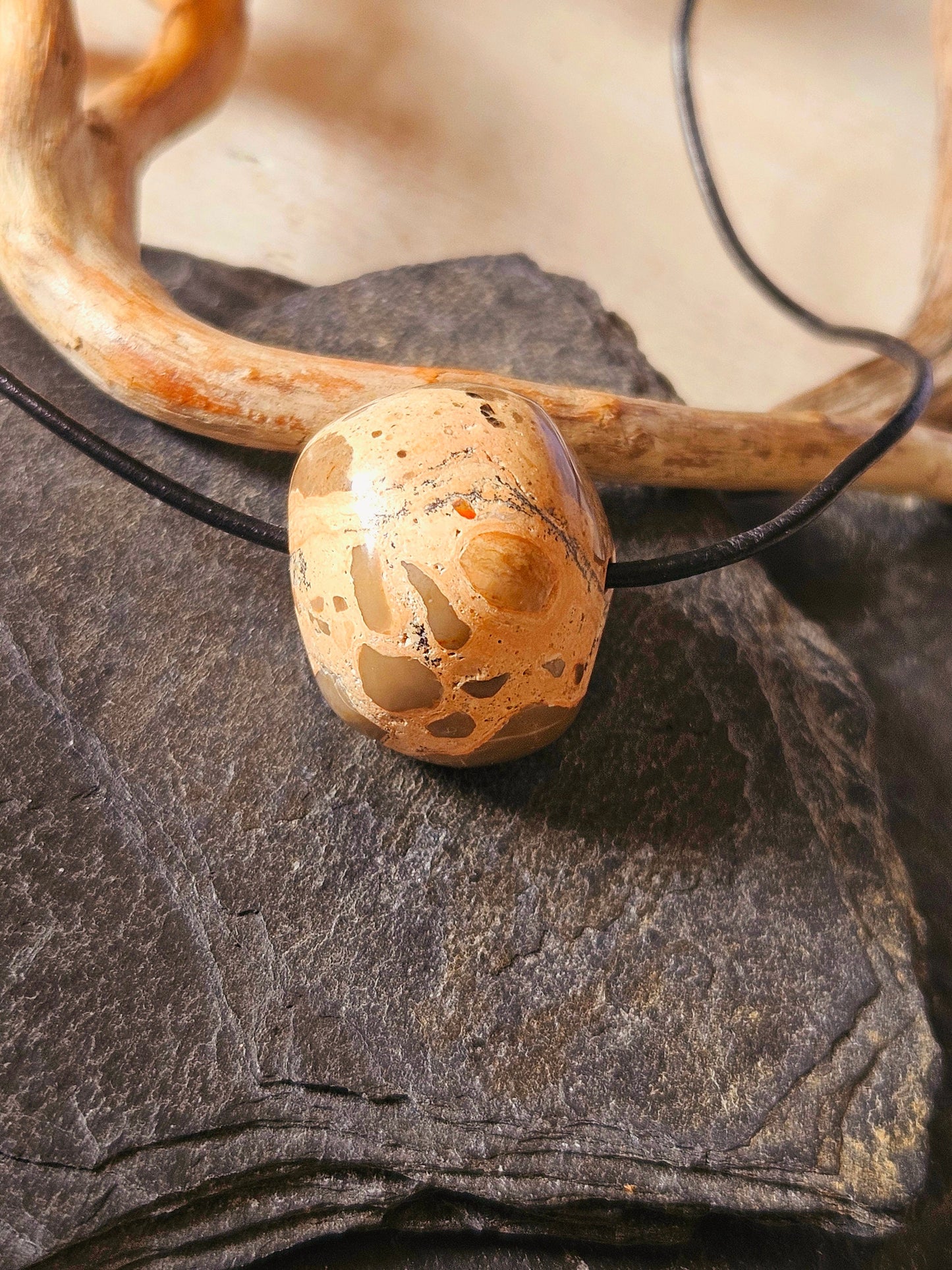 Seltener Leopardith, Leopardit, Onkolith aus Peru, Anhänger, 24 x 23 x 23 mm, gebohrt, an verstellbarem Lederband