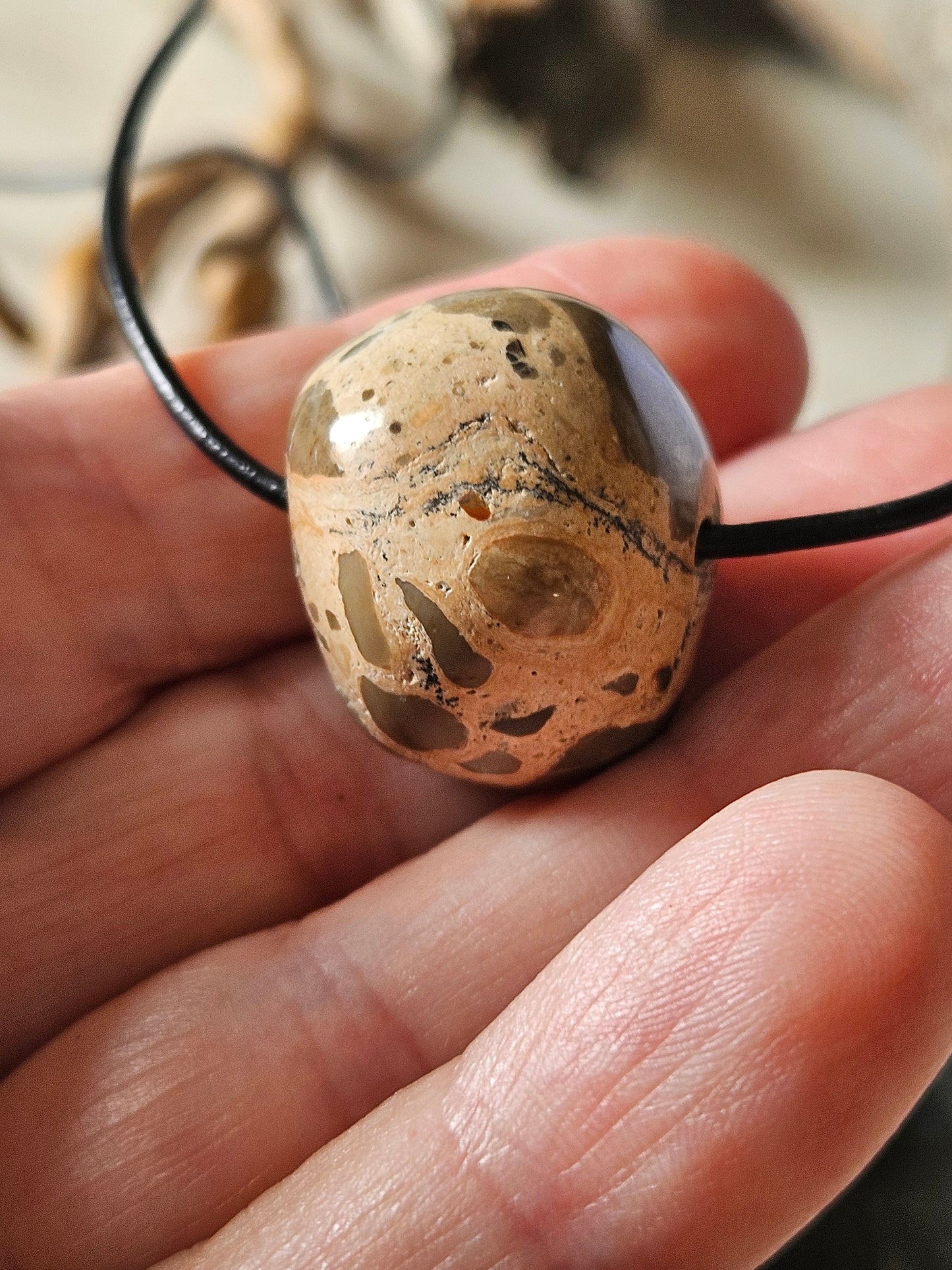Seltener Leopardith, Leopardit, Onkolith aus Peru, Anhänger, 24 x 23 x 23 mm, gebohrt, an verstellbarem Lederband