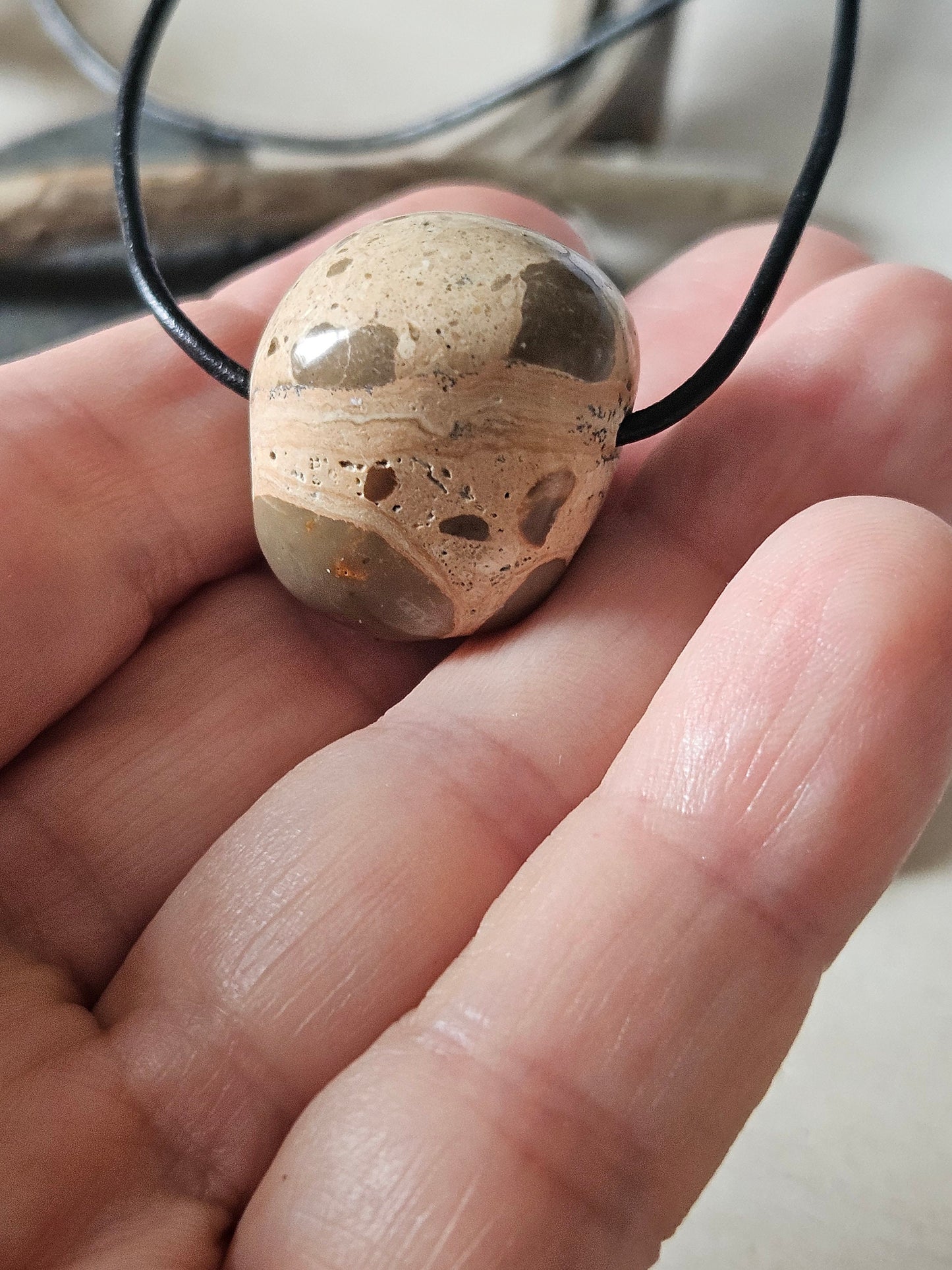 Seltener Leopardith, Leopardit, Onkolith aus Peru, Anhänger, 24 x 23 x 23 mm, gebohrt, an verstellbarem Lederband