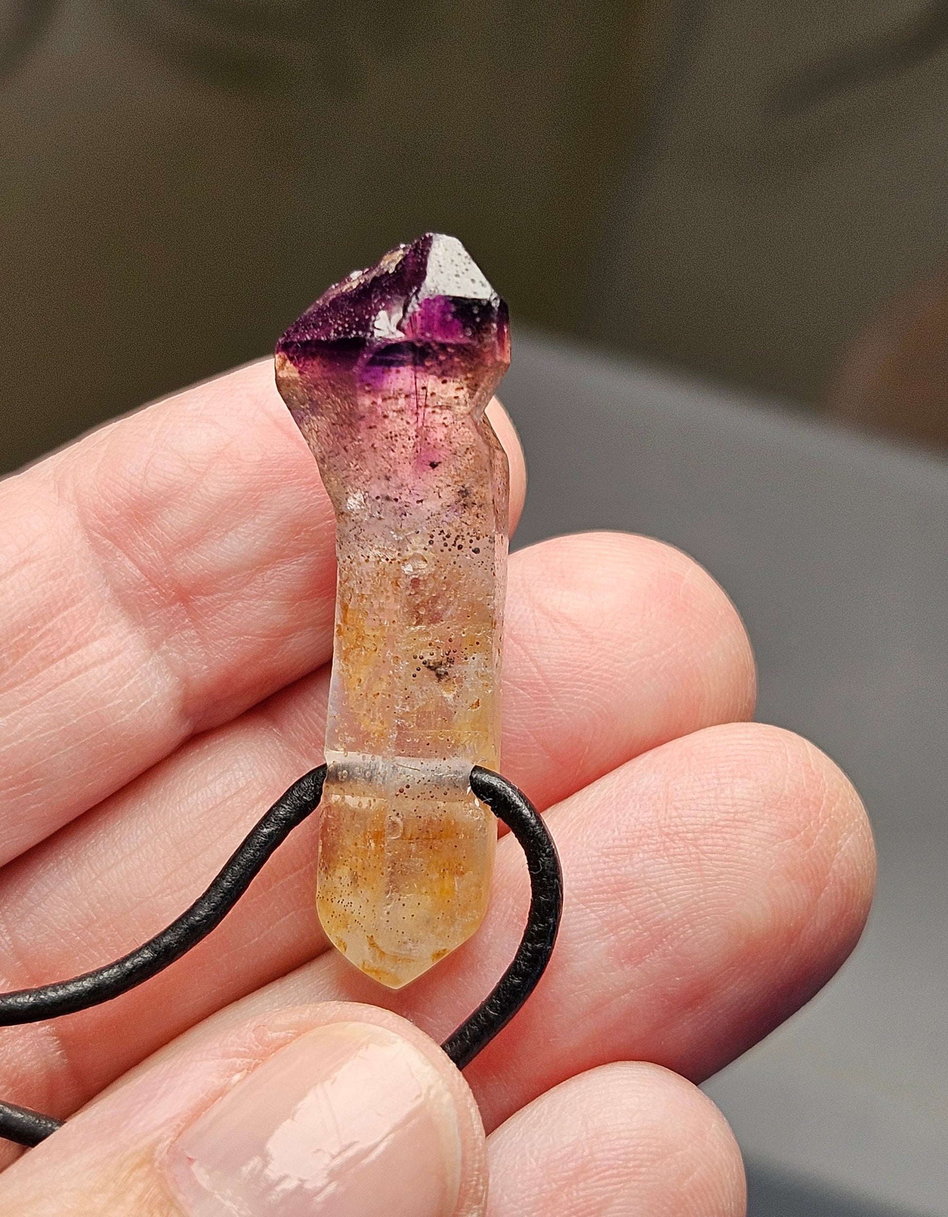 Zepter Amethyst Kristall Spitze Zepteramethyst Rohstein Healing Crystal Heilkristall gebohrt, an verstellbarem Lederband