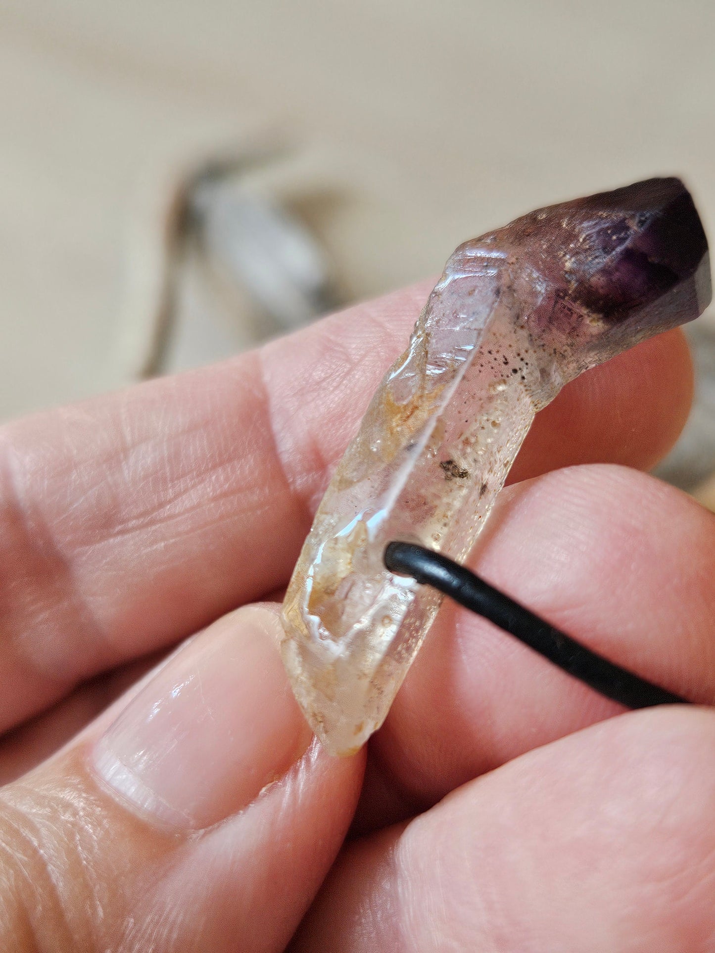 Zepter Amethyst Kristall Spitze Zepteramethyst Rohstein Healing Crystal Heilkristall gebohrt, an verstellbarem Lederband