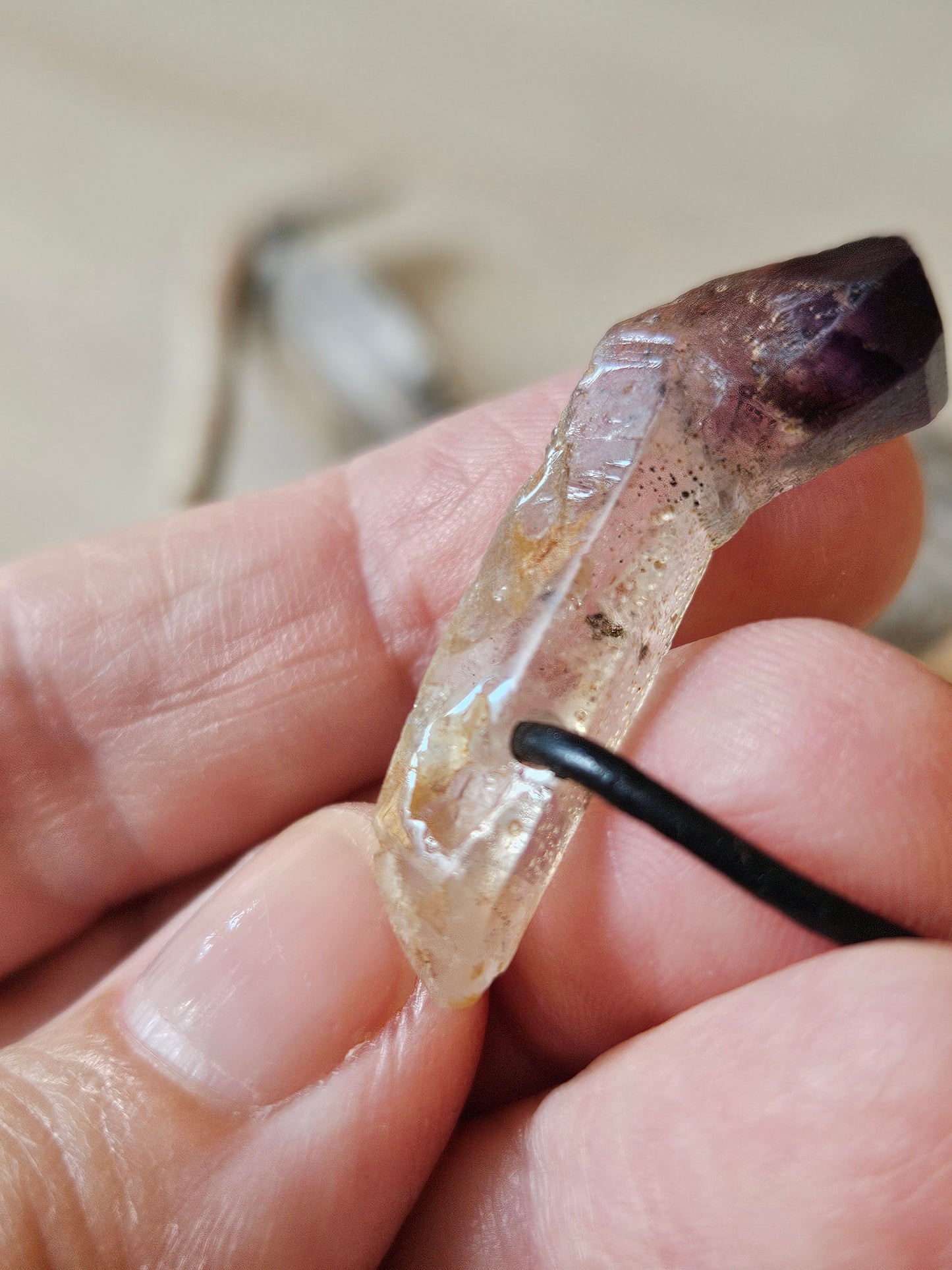 Zepter Amethyst Kristall Spitze Zepteramethyst Rohstein Healing Crystal Heilkristall gebohrt, an verstellbarem Lederband