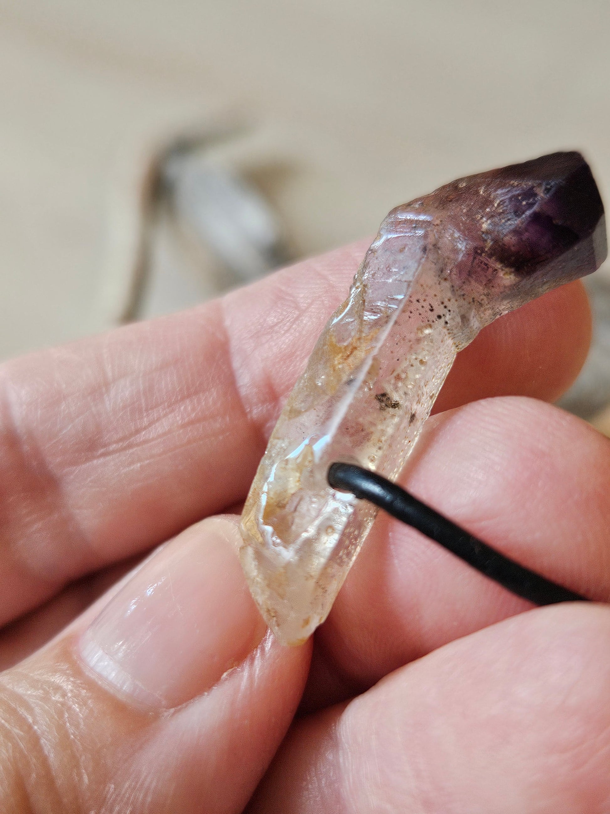 Zepter Amethyst Kristall Spitze Zepteramethyst Rohstein Healing Crystal Heilkristall gebohrt, an verstellbarem Lederband