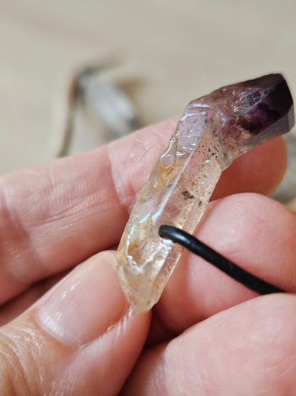 Zepter Amethyst Kristall Spitze Zepteramethyst Rohstein Healing Crystal Heilkristall gebohrt, an verstellbarem Lederband