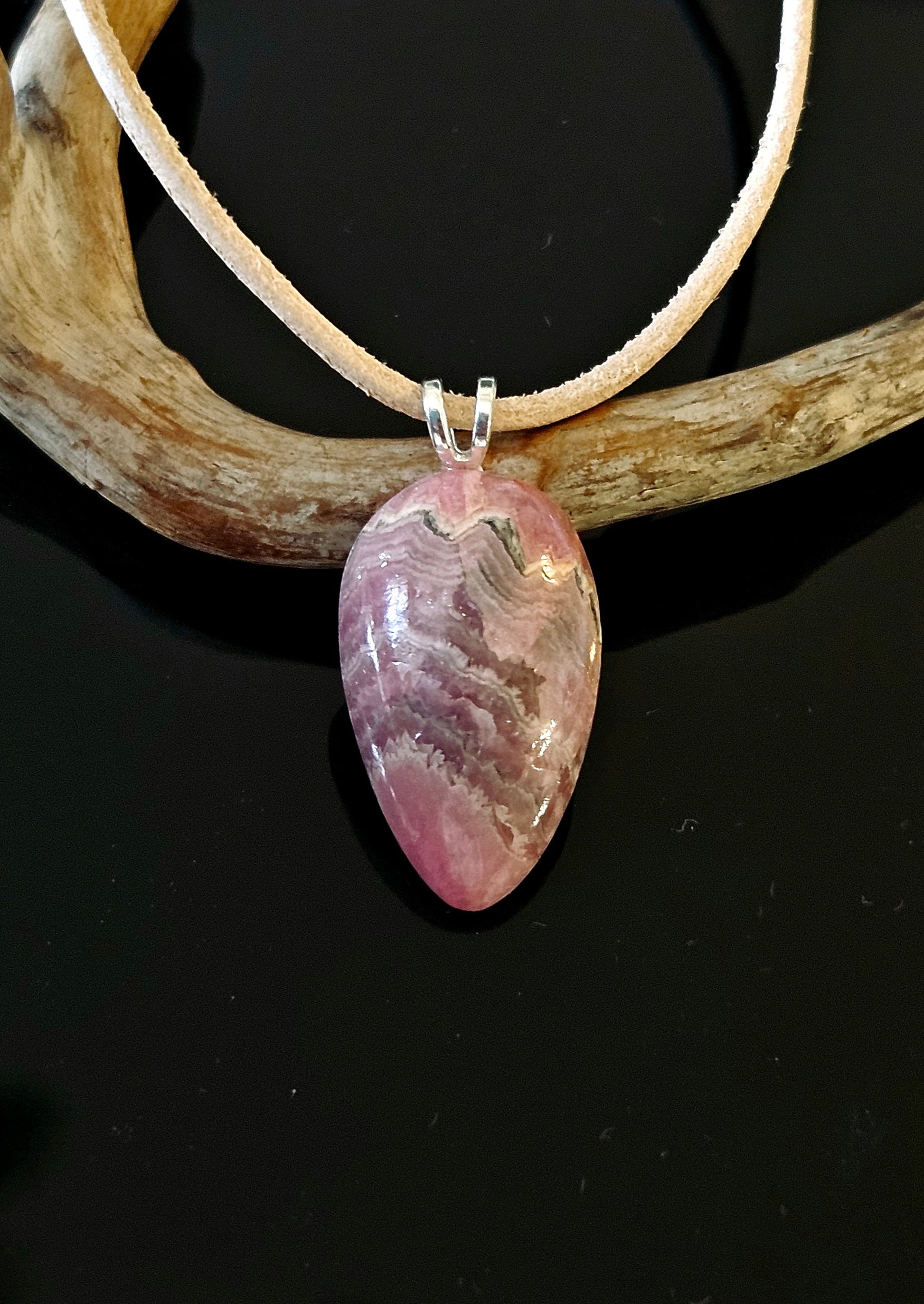 Kleiner feiner Rhodochrosit an 925er Silber Öse Anhänger, 26 x 14 x 7 mm, gebohrt, an verstellbarem Lederband