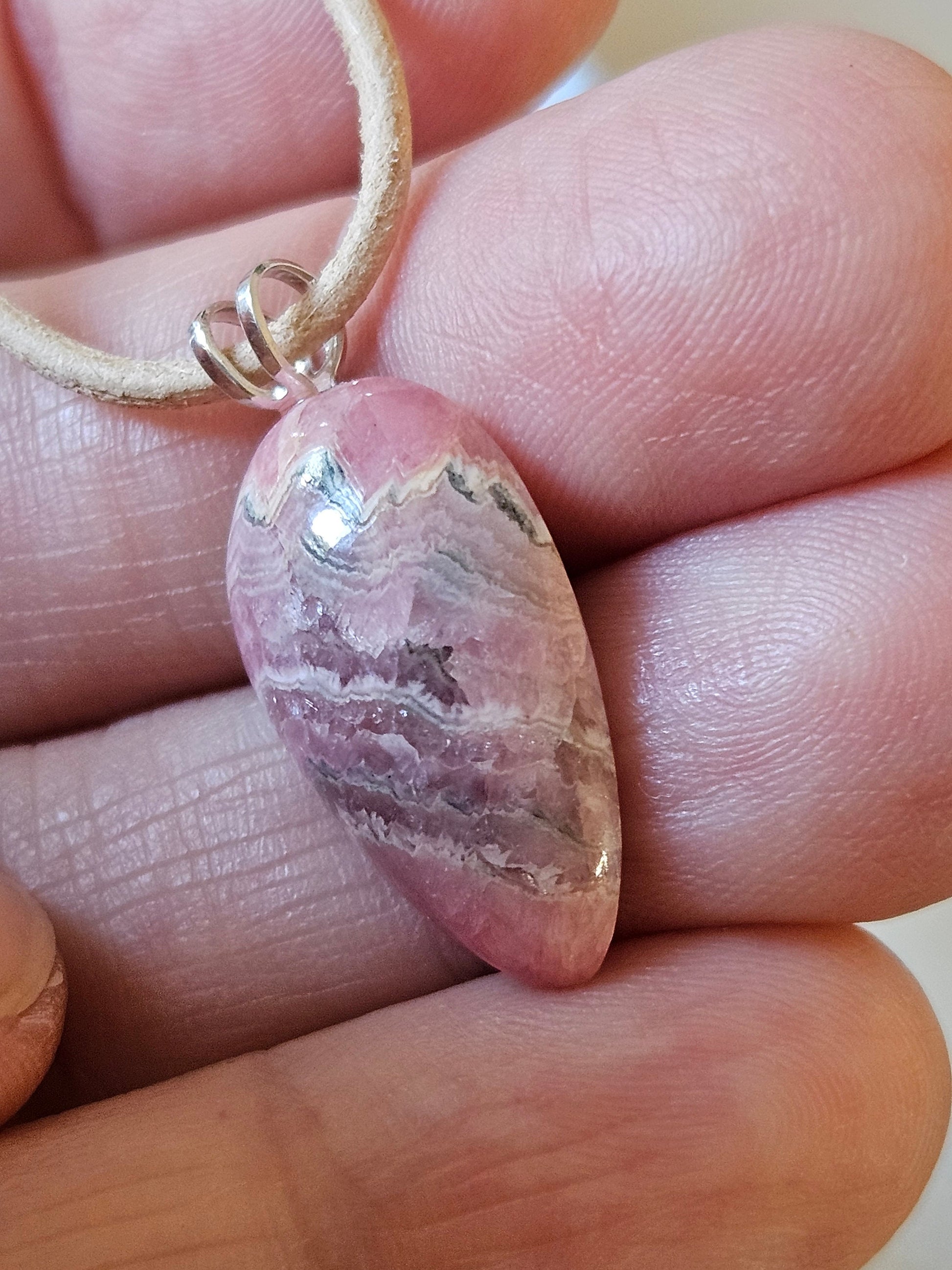 Kleiner feiner Rhodochrosit an 925er Silber Öse Anhänger, 26 x 14 x 7 mm, gebohrt, an verstellbarem Lederband