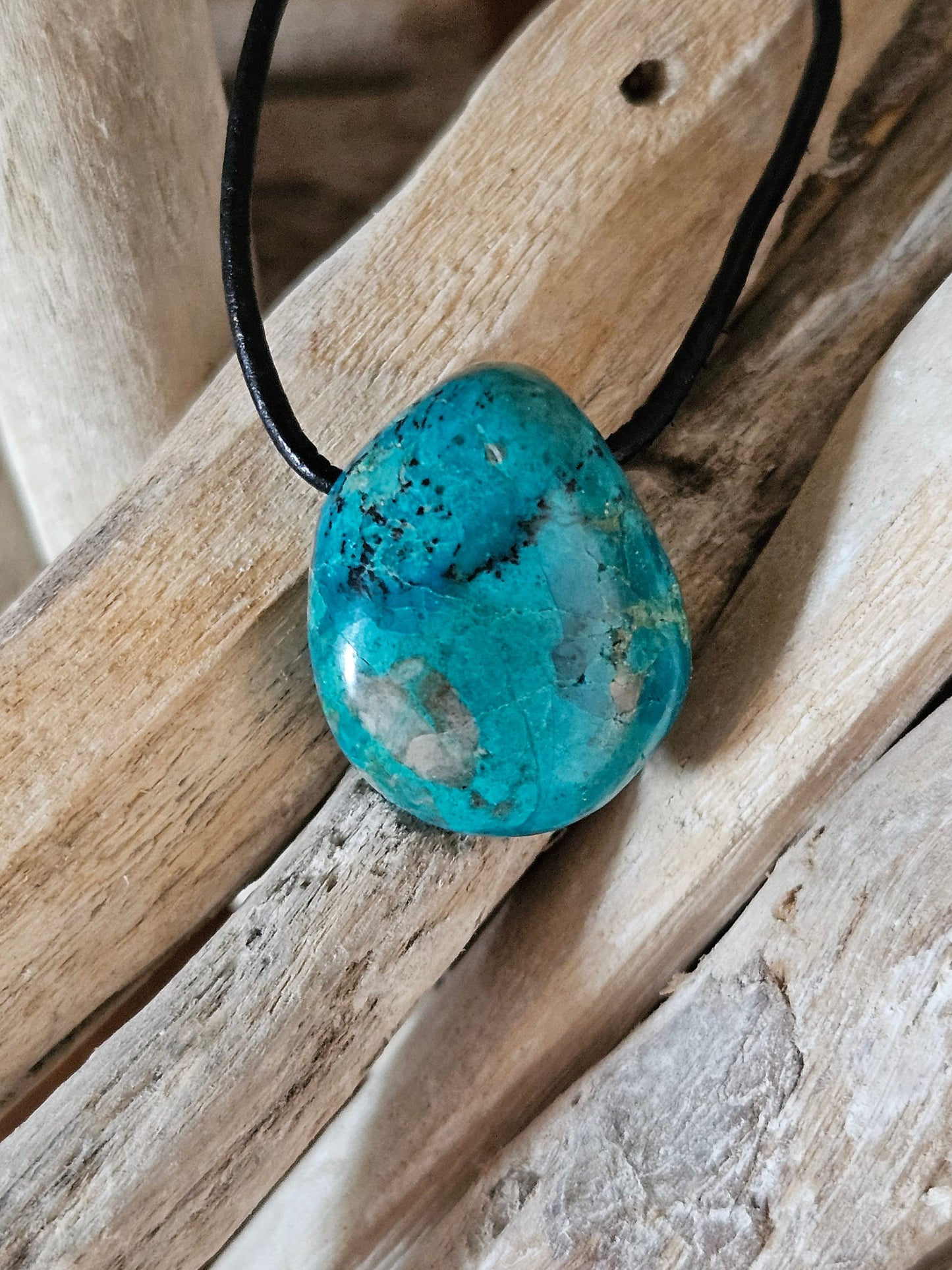 Chrysokoll Anhänger, 25 x 24 x 15 mm, gebohrt, an verstellbarem Lederband