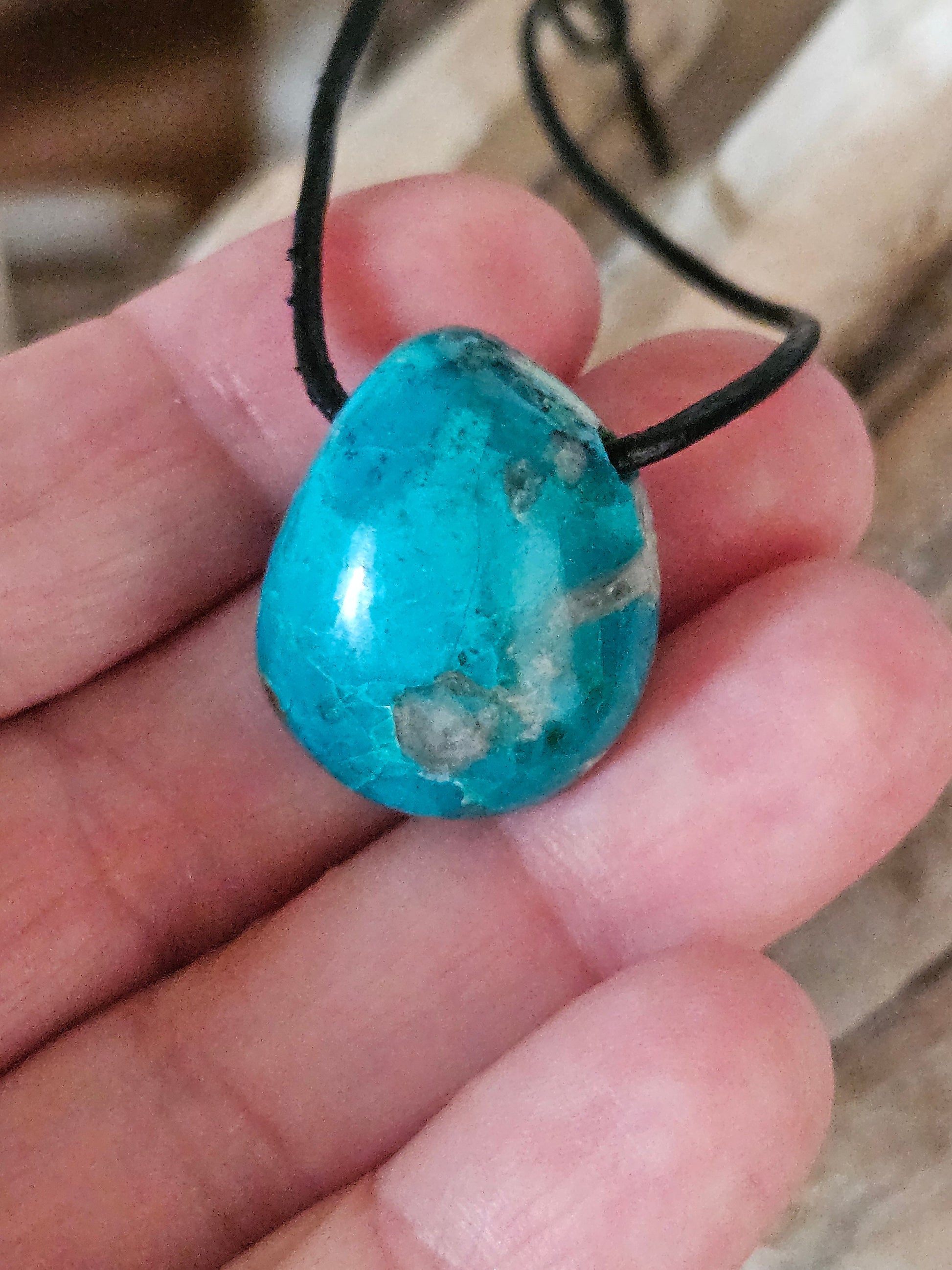 Chrysokoll Anhänger, 25 x 24 x 15 mm, gebohrt, an verstellbarem Lederband