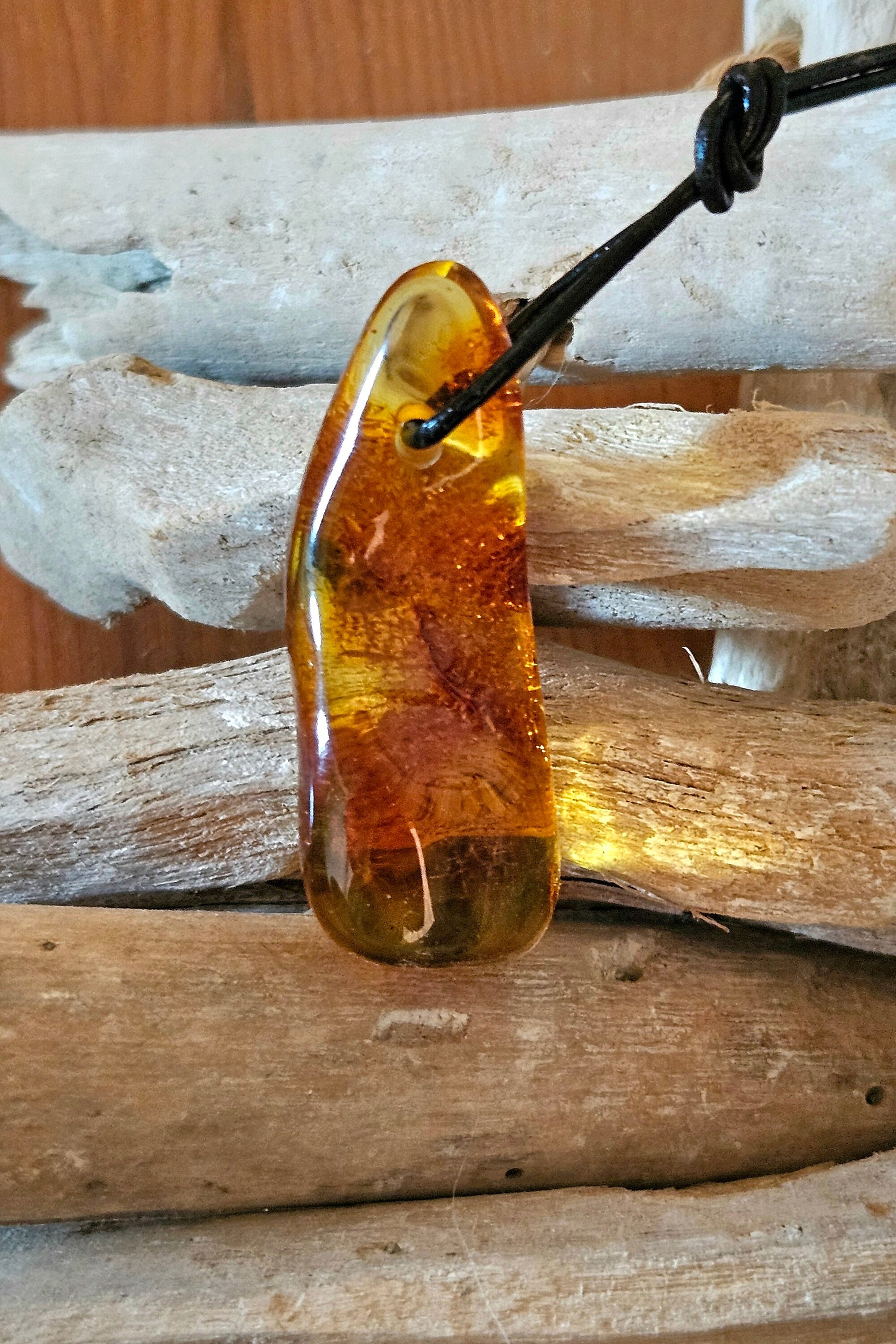 Feiner Bernstein Anhänger, mit Einschlüssen von Blüten Blätterskelett Bernstein Amulett, 48 x 18 x 12 mm , an verstellbarem Lederband