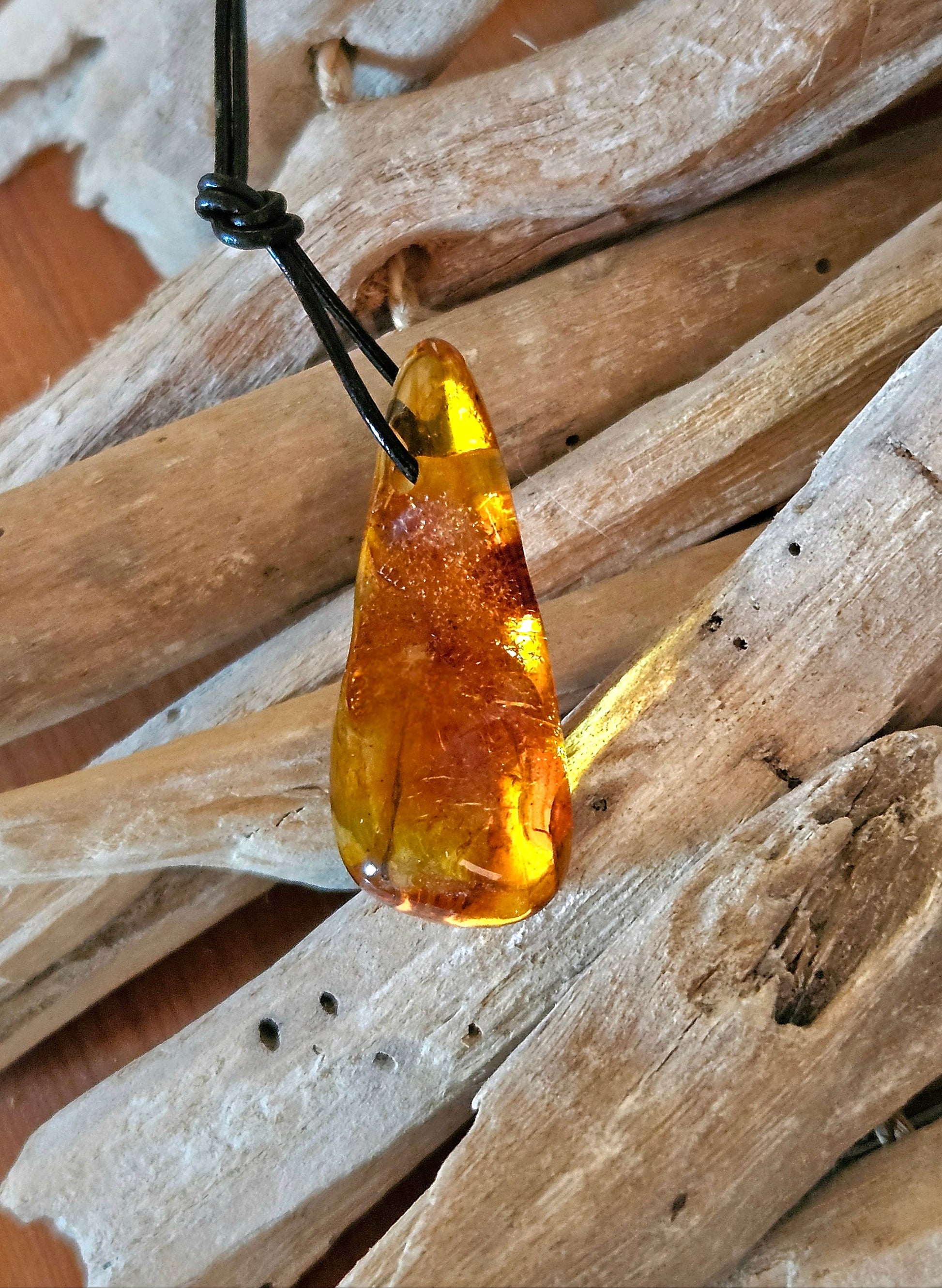 Feiner Bernstein Anhänger, mit Einschlüssen von Blüten Blätterskelett Bernstein Amulett, 48 x 18 x 12 mm , an verstellbarem Lederband