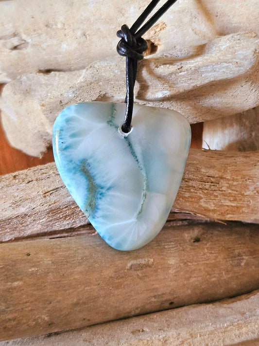 Hübscher großer Larimar, Stein aus Atlantis, Anhänger, 35 x 31 x 8 mm, gebohrt, Larimar Anhänger, Larimar am Lederband 11,93 g, 59,65 ct.