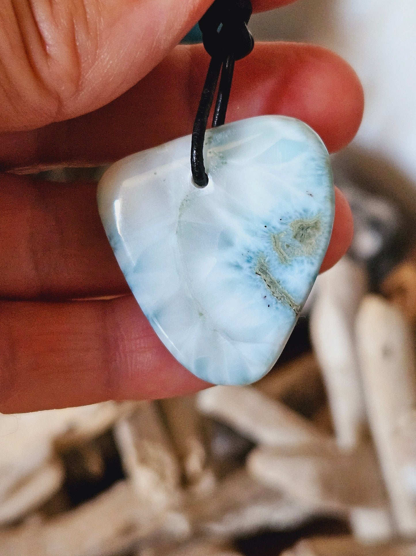 Hübscher großer Larimar, Stein aus Atlantis, Anhänger, 35 x 31 x 8 mm, gebohrt, Larimar Anhänger, Larimar am Lederband 11,93 g, 59,65 ct.