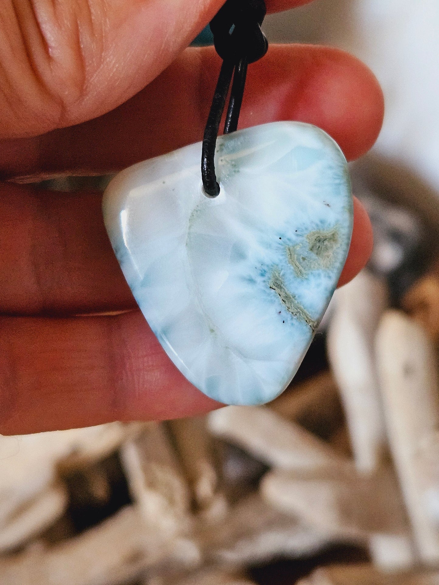 Hübscher großer Larimar, Stein aus Atlantis, Anhänger, 35 x 31 x 8 mm, gebohrt, Larimar Anhänger, Larimar am Lederband 11,93 g, 59,65 ct.