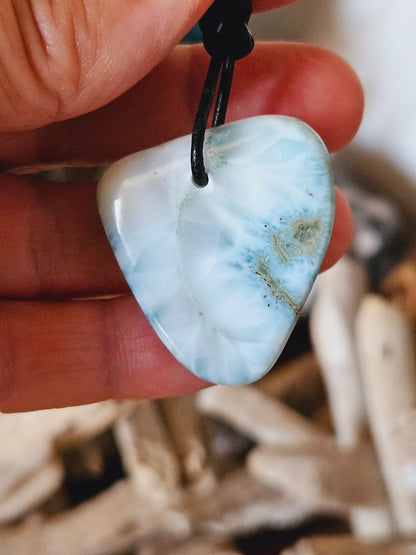 Hübscher großer Larimar, Stein aus Atlantis, Anhänger, 35 x 31 x 8 mm, gebohrt, Larimar Anhänger, Larimar am Lederband 11,93 g, 59,65 ct.