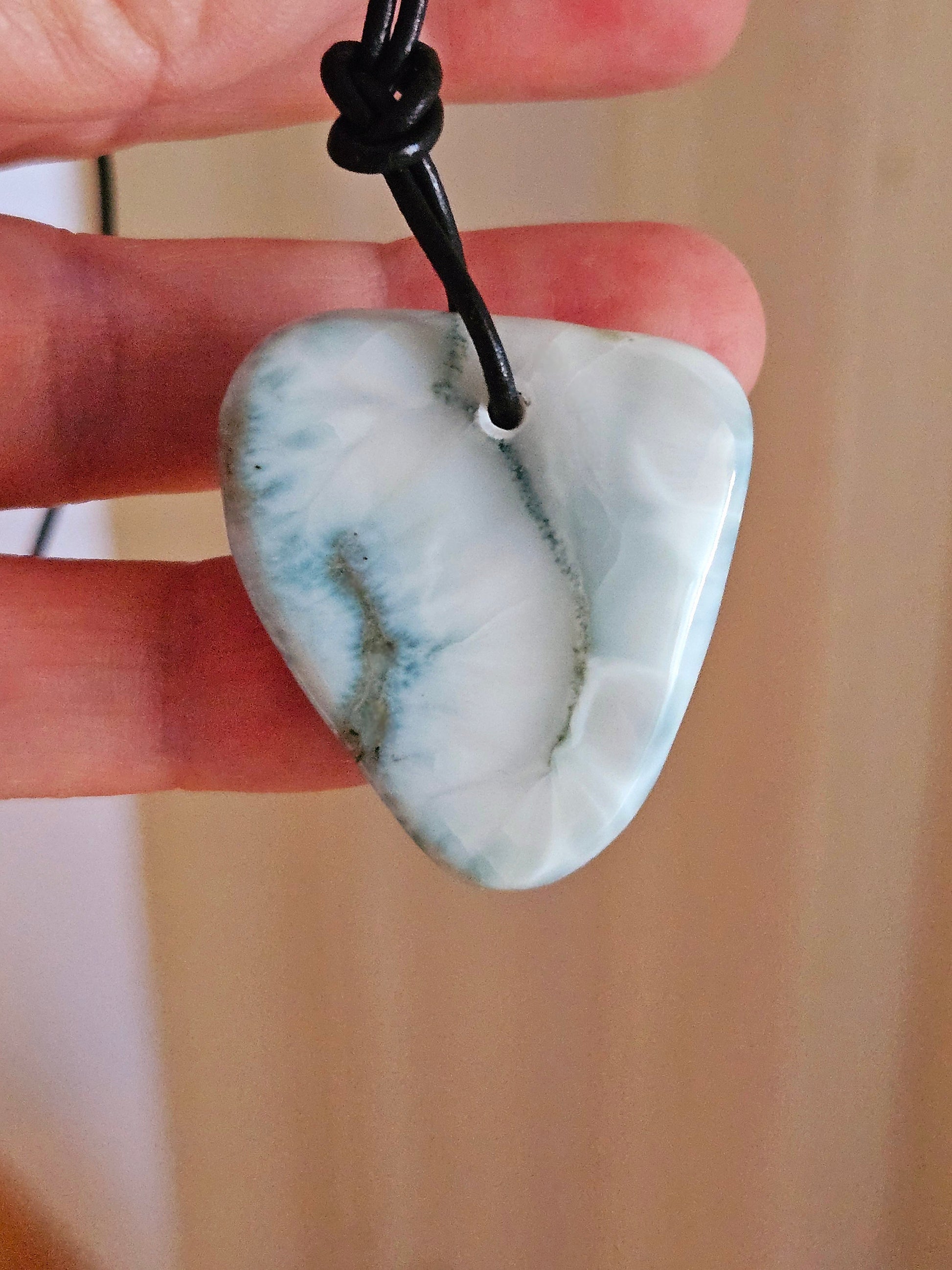 Hübscher großer Larimar, Stein aus Atlantis, Anhänger, 35 x 31 x 8 mm, gebohrt, Larimar Anhänger, Larimar am Lederband 11,93 g, 59,65 ct.