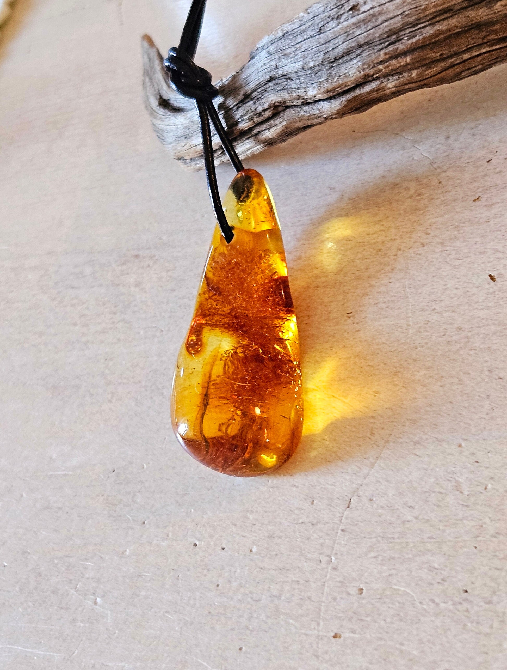 Feiner Bernstein Anhänger, mit Einschlüssen von Blüten Blätterskelett Bernstein Amulett, 48 x 18 x 12 mm , an verstellbarem Lederband