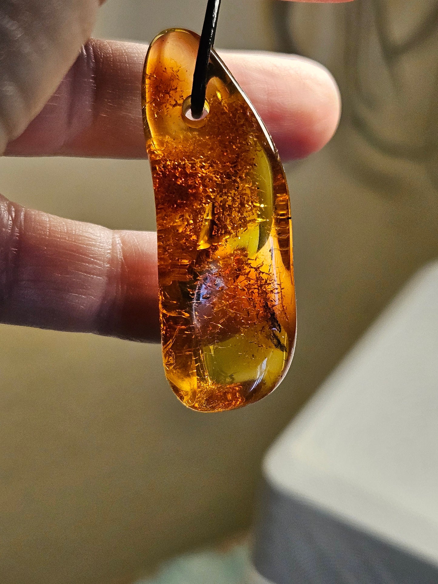 Feiner Bernstein Anhänger, mit Einschlüssen von Blüten Blätterskelett Bernstein Amulett, 48 x 18 x 12 mm , an verstellbarem Lederband