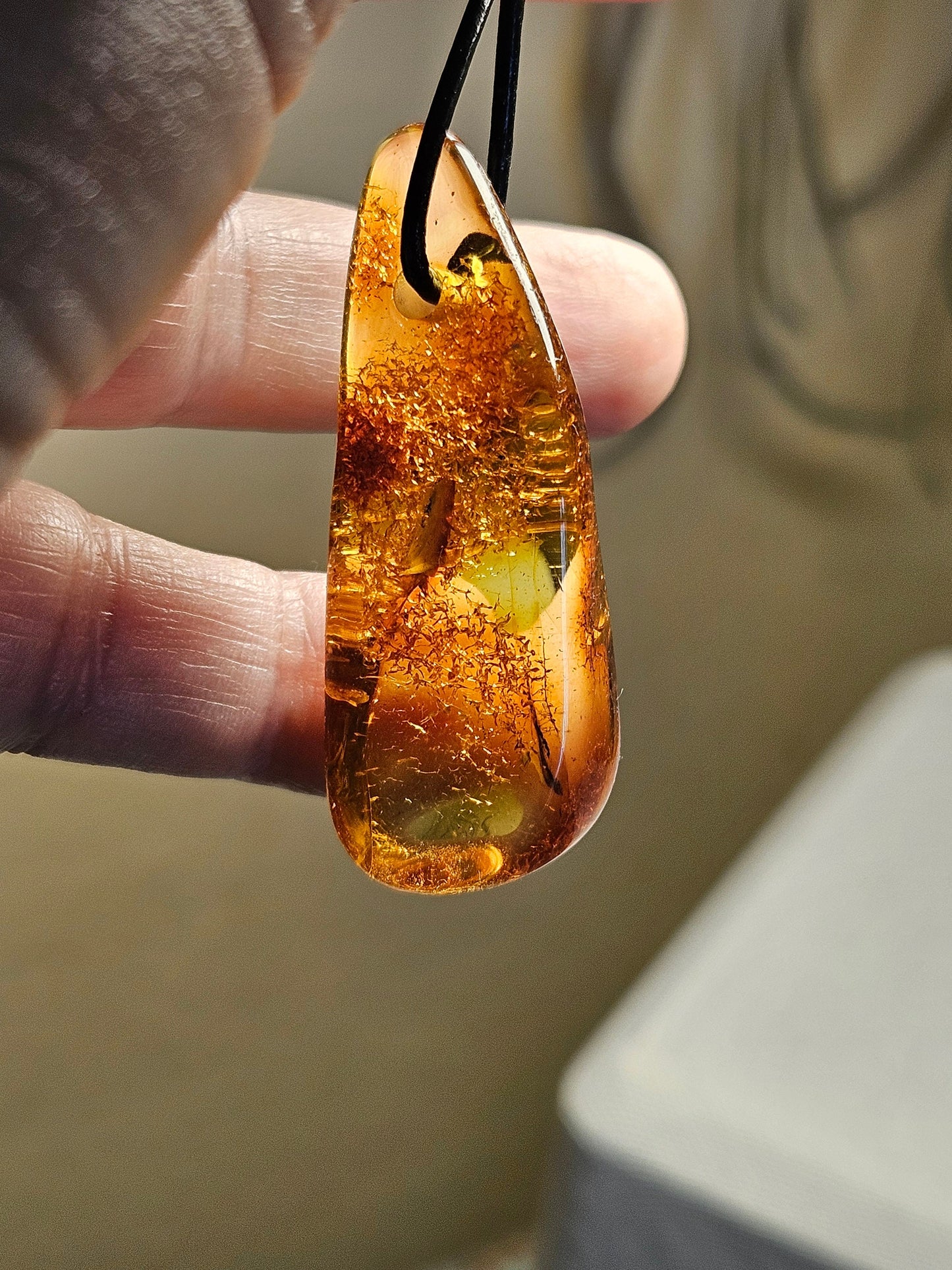 Feiner Bernstein Anhänger, mit Einschlüssen von Blüten Blätterskelett Bernstein Amulett, 48 x 18 x 12 mm , an verstellbarem Lederband