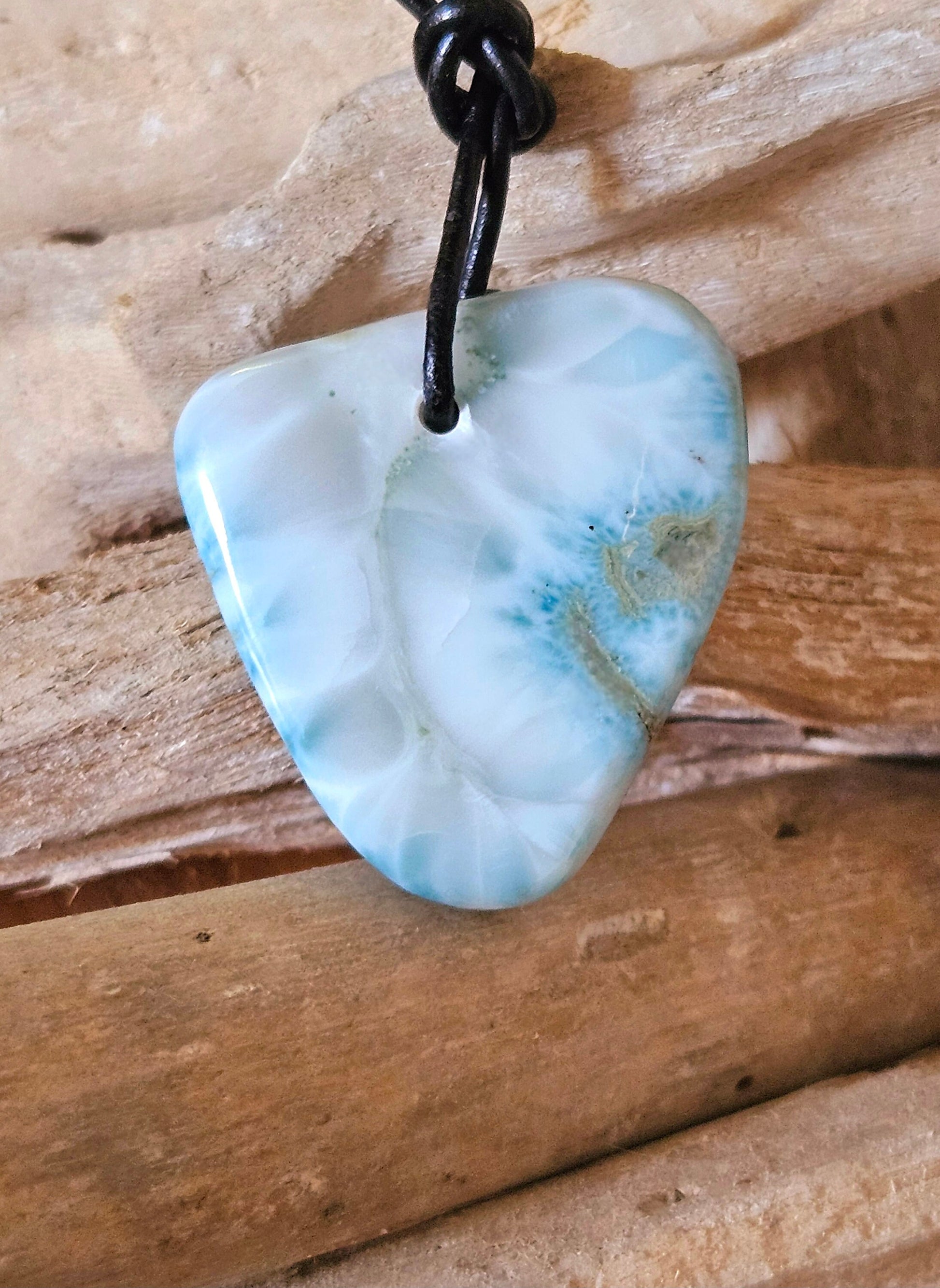 Hübscher großer Larimar, Stein aus Atlantis, Anhänger, 35 x 31 x 8 mm, gebohrt, Larimar Anhänger, Larimar am Lederband 11,93 g, 59,65 ct.