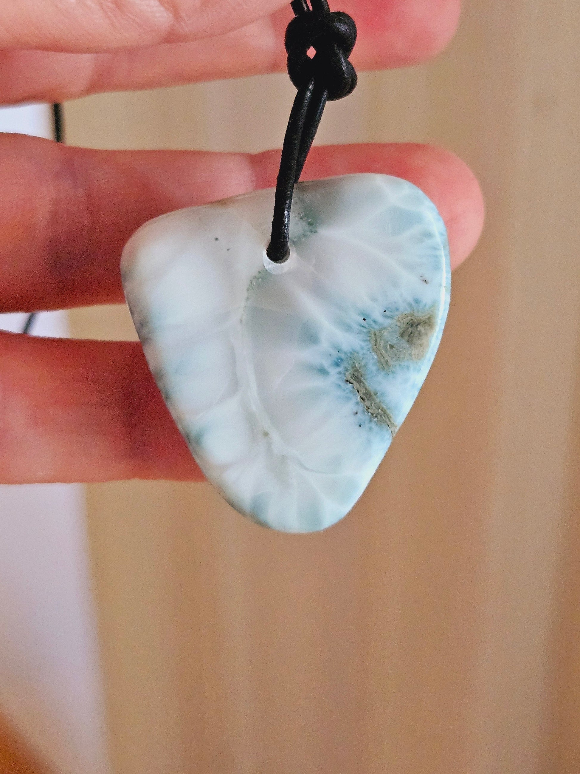 Hübscher großer Larimar, Stein aus Atlantis, Anhänger, 35 x 31 x 8 mm, gebohrt, Larimar Anhänger, Larimar am Lederband 11,93 g, 59,65 ct.