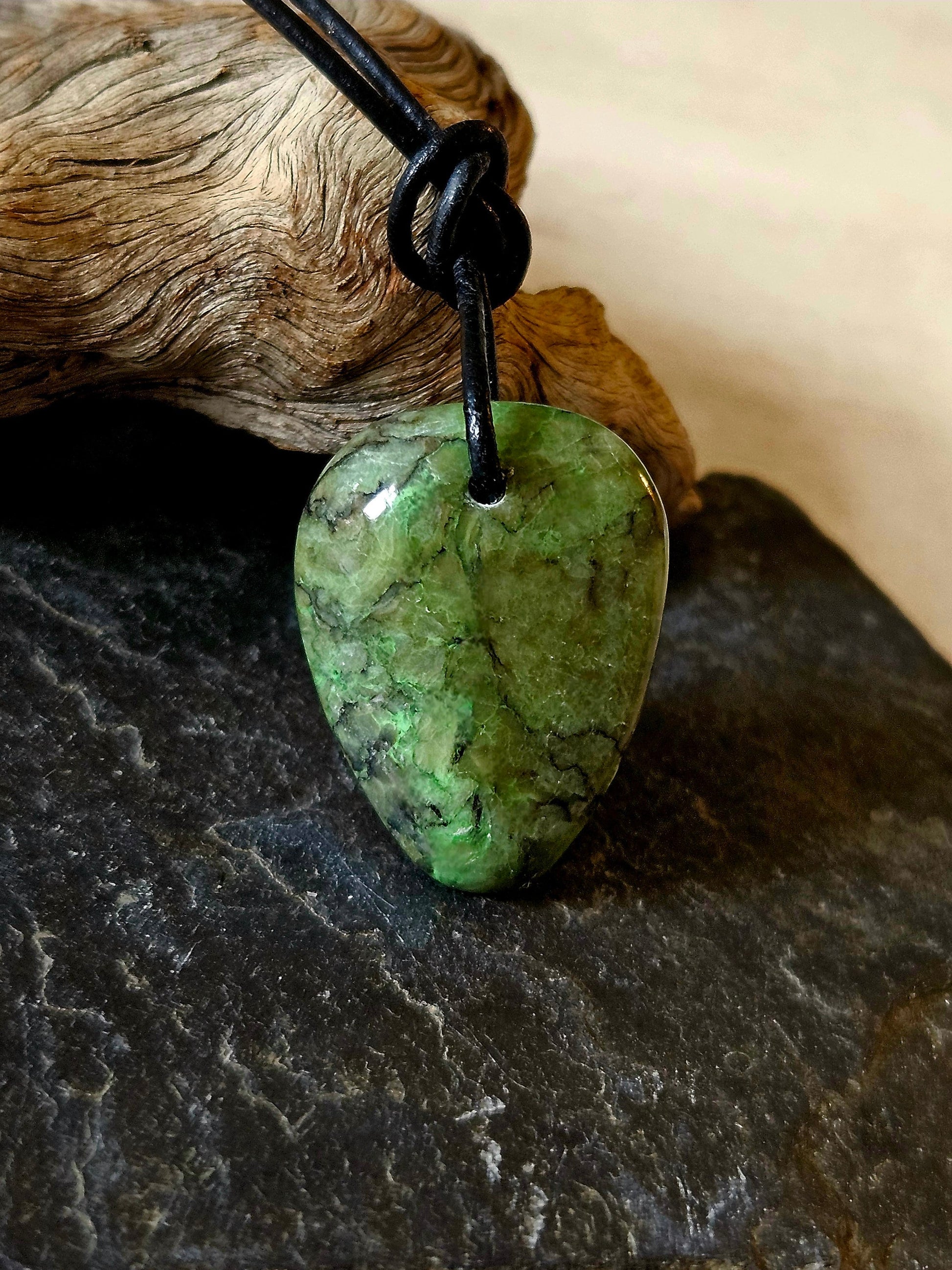 Budstone Prasem Jade Anhänger, 30 x 22 x 9 mm, gebohrt, an verstellbarem Lederband