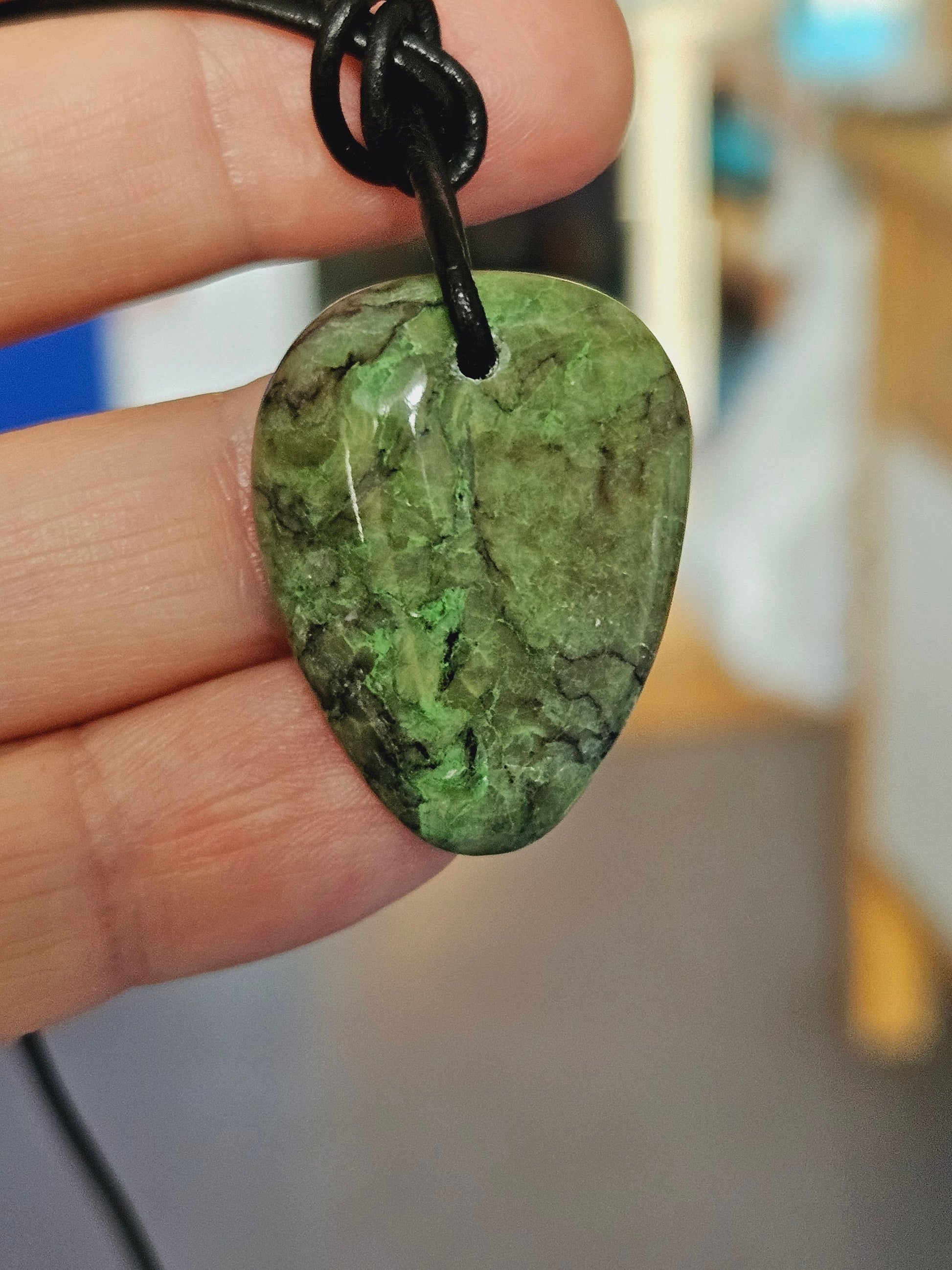 Budstone Prasem Jade Anhänger, 30 x 22 x 9 mm, gebohrt, an verstellbarem Lederband