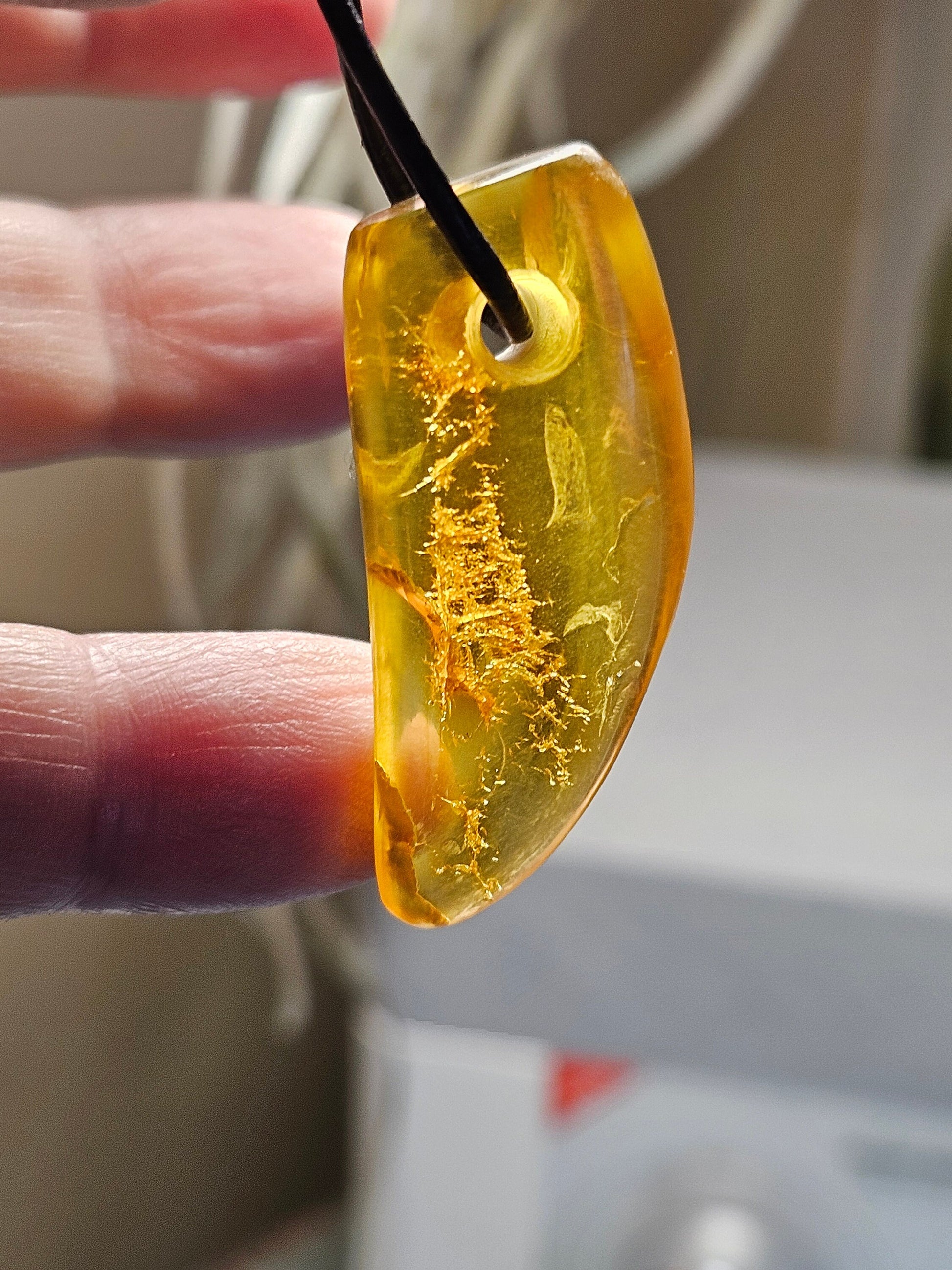 Großer feiner Bernstein Anhänger, mit Einschlüssen von Blüten Blätterskelett Bernstein Amulett, 40 x 18 x 10 mm , an Lederband