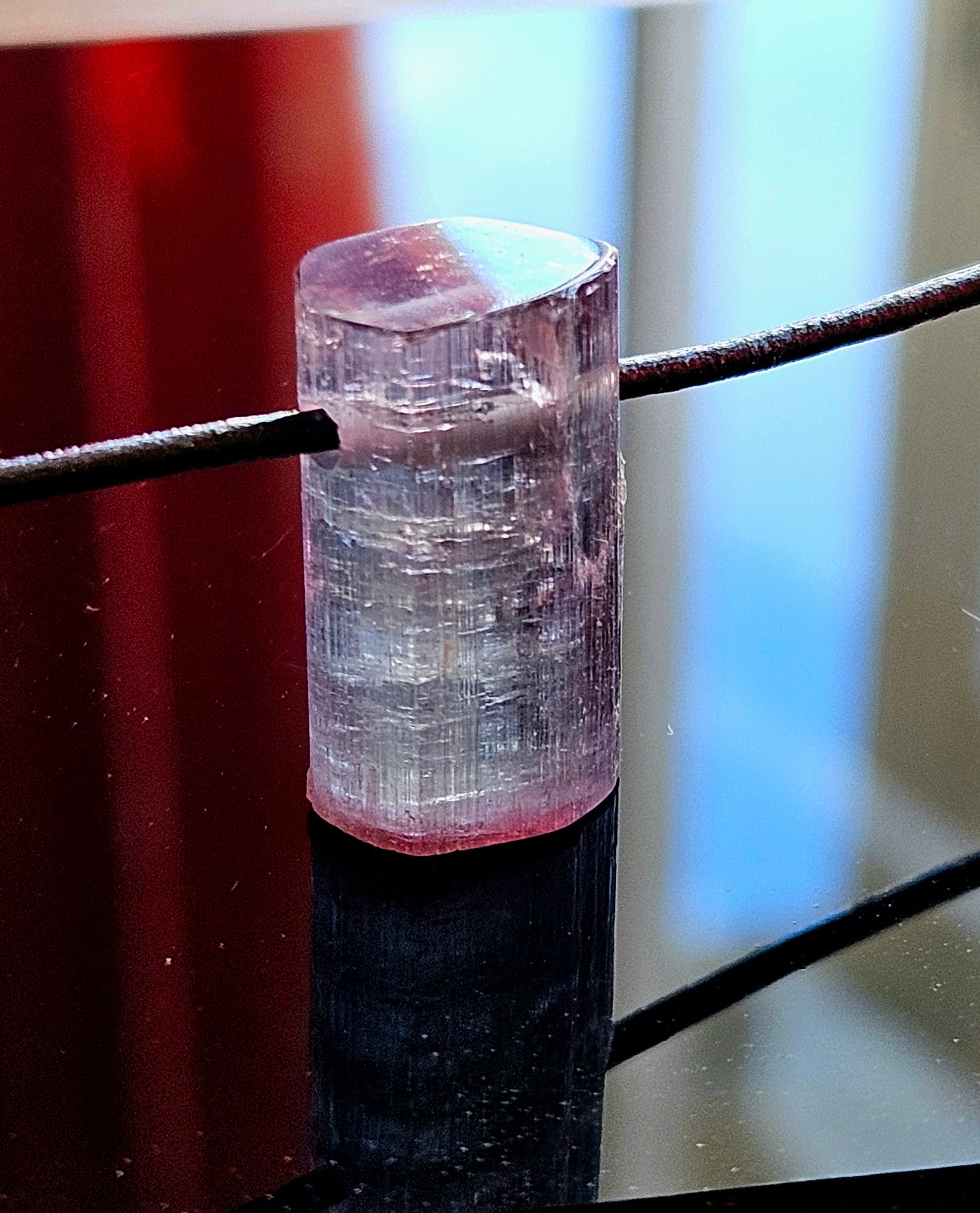 Bezaubernder Bicolor Turmalin rosa violett grau graublau Turmalin, Rubellit Rohstein Stäbchen Anhänger, gebohrt, an verstellbarem Lederband