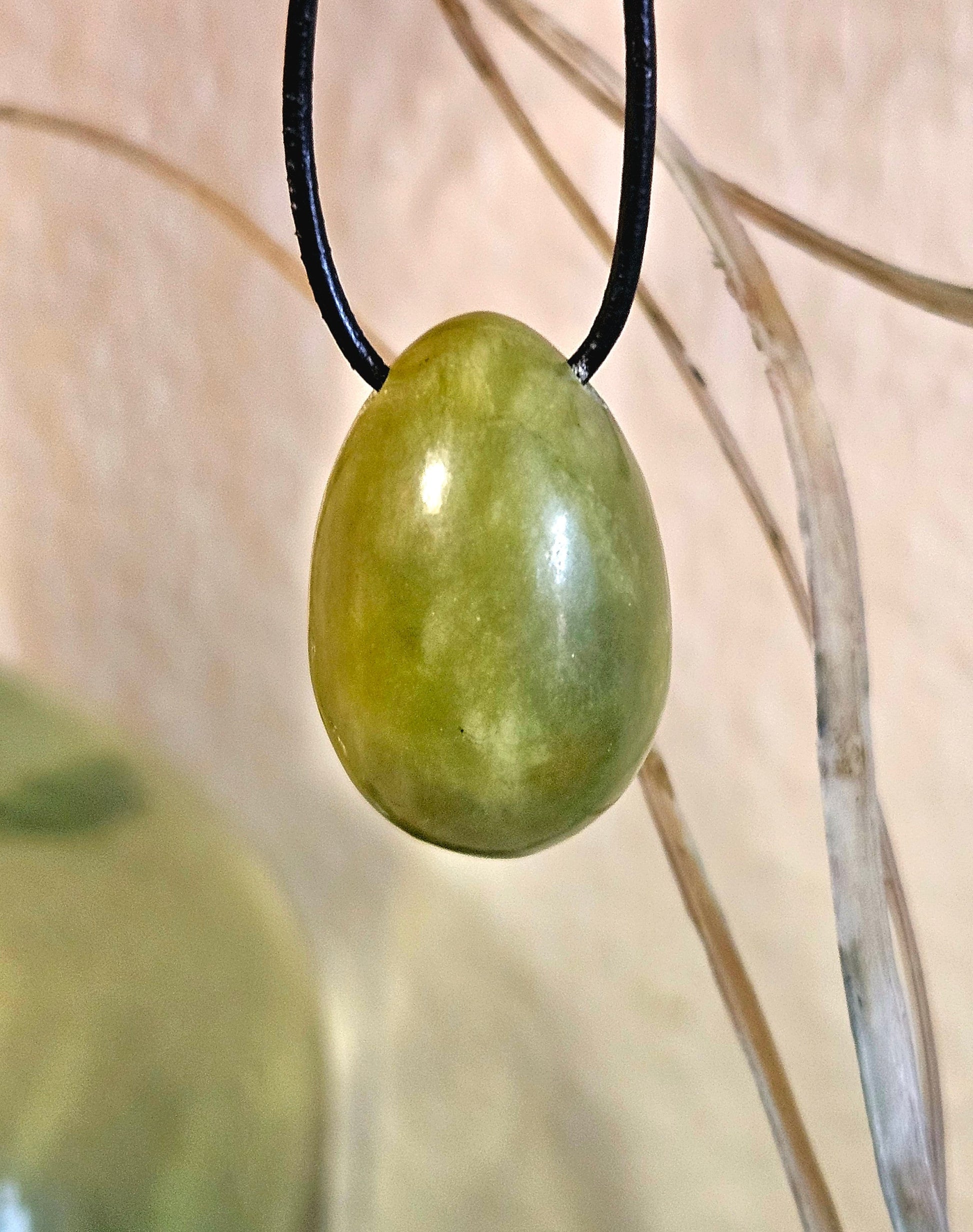 Jade Burma Jade China Jade, Serpentin Jade Ei Anhänger, 33 x 23 x 23 mm, an verstellbarem Lederband