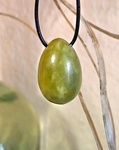 Jade Burma Jade China Jade, Serpentin Jade Ei Anhänger, 33 x 23 x 23 mm, an verstellbarem Lederband