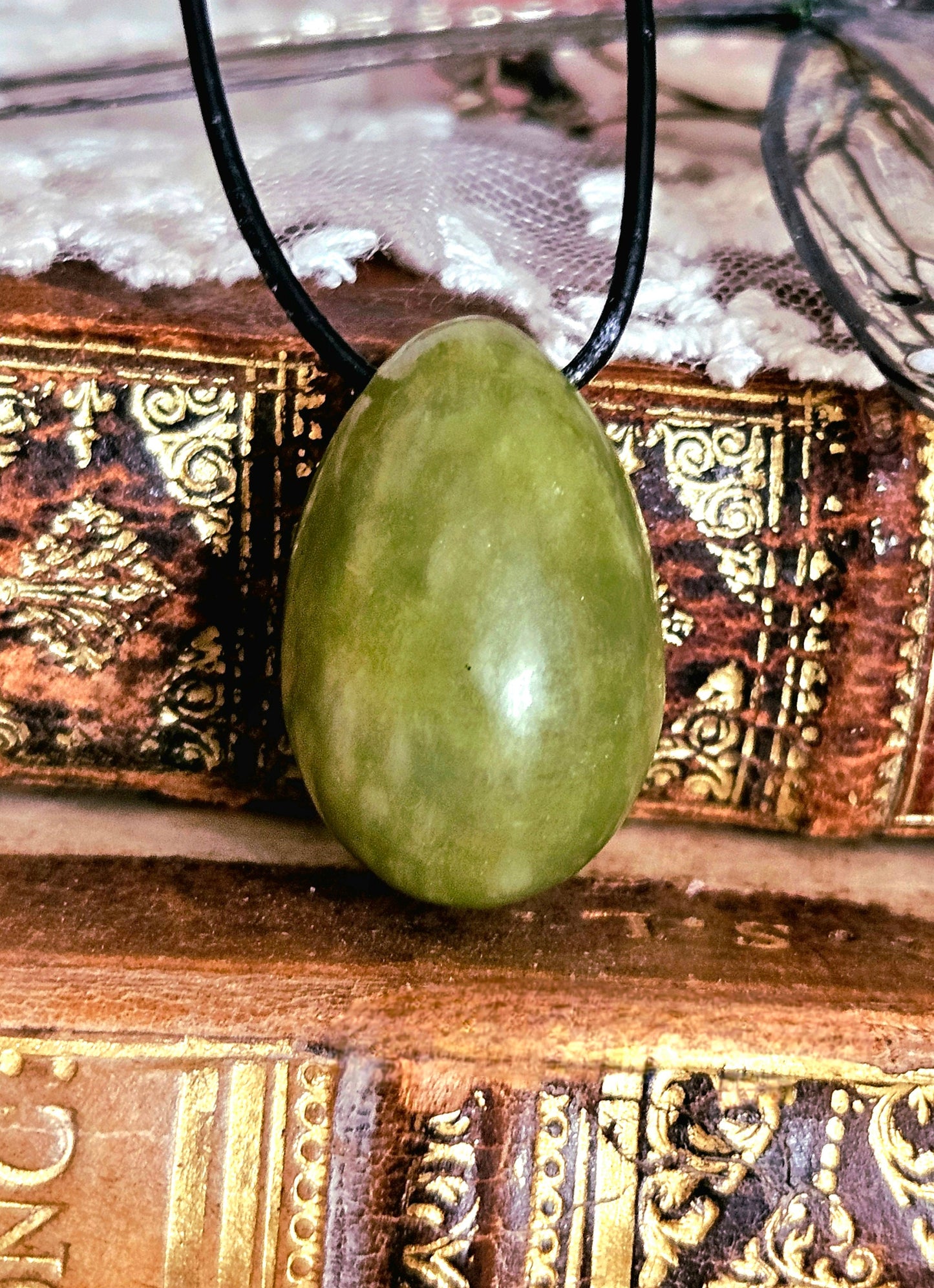 Jade Burma Jade China Jade, Serpentin Jade Ei Anhänger, 33 x 23 x 23 mm, an verstellbarem Lederband