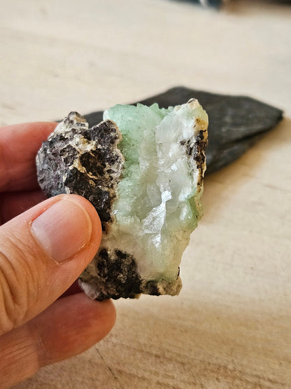 Hellgrüner Apophyllit Kristall Cluster auf Matrix Stufe 50 x 55 x 32 mm