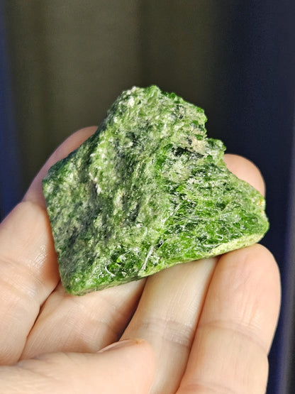 Magischer Chromdiopsid Heilstein Sammlerstein 52 x 45 x 20 mm, 34,62 g., 173,10 ct.