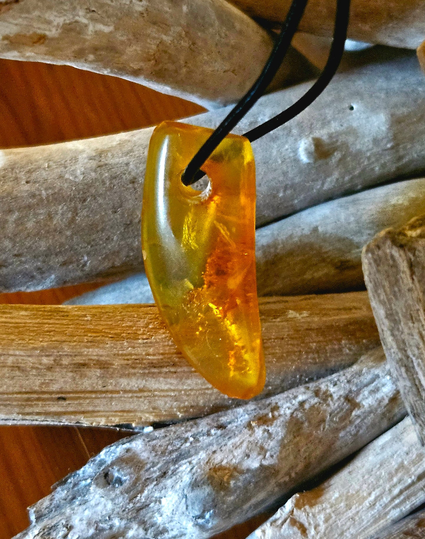Großer feiner Bernstein Anhänger, mit Einschlüssen von Blüten Blätterskelett Bernstein Amulett, 40 x 18 x 10 mm , an Lederband