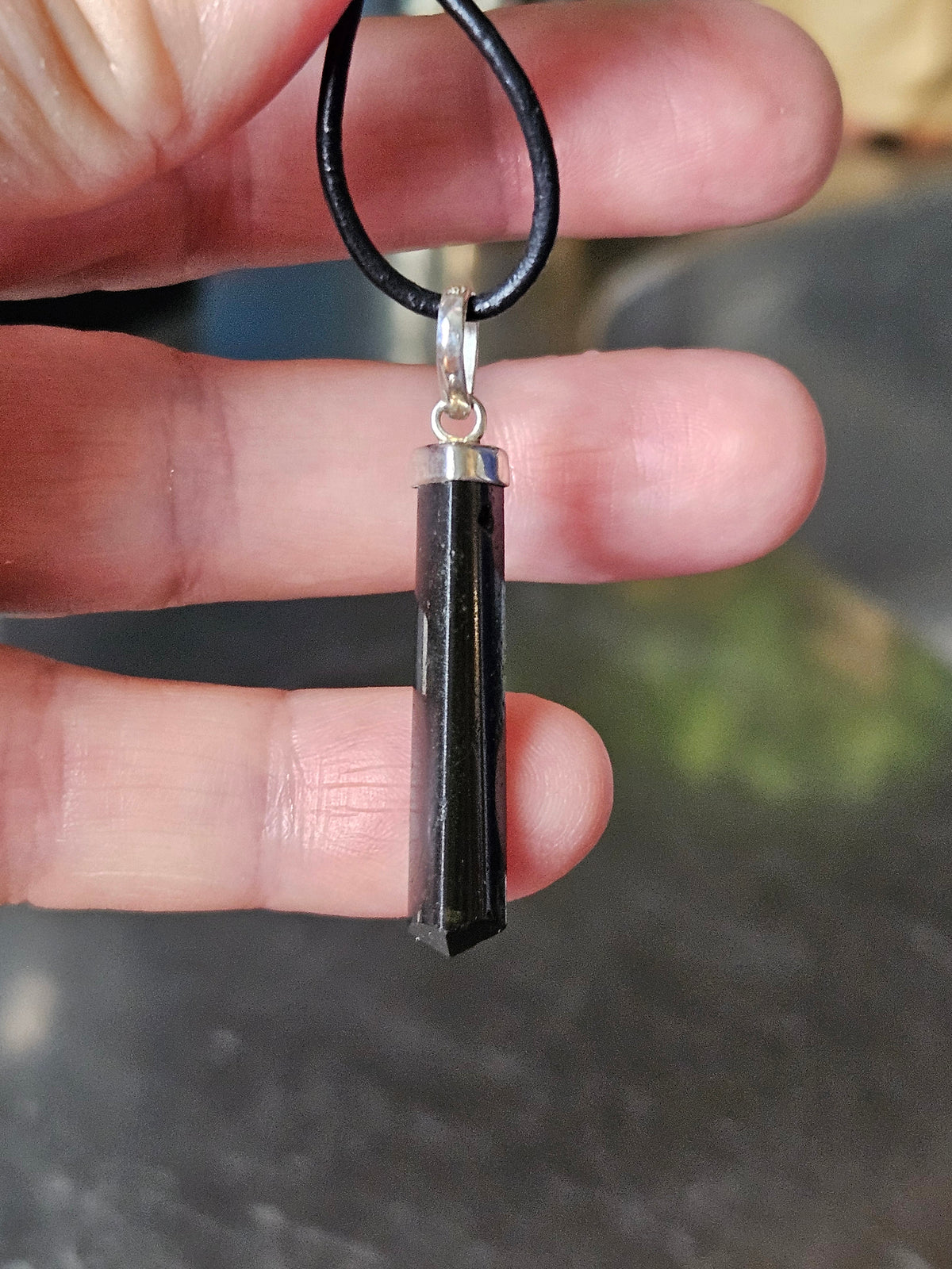 Turmalin schwarz Schörl Stäbchen, an 925er Silber Öse, Anhänger, 42 x 7 x 7 mm, an verstellbarem Lederband