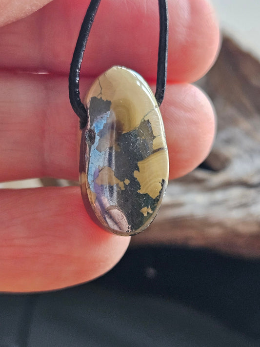 Schalenblende Schalen Blende Anhänger 23 x 13 x 8 mm, gebohrt, an verstellbarem Lederband