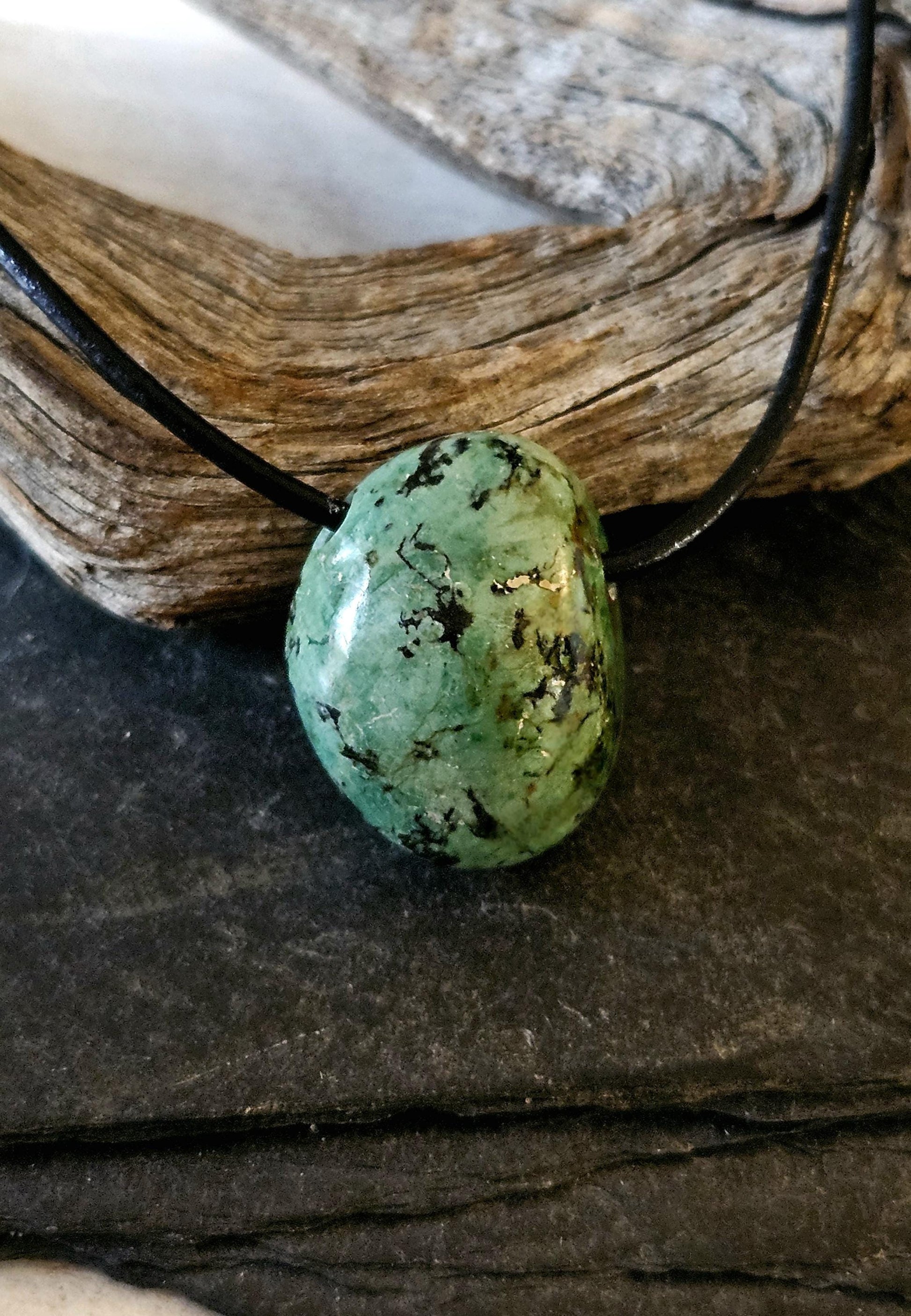 Türkis grün Nugget Anhänger, 23 x 17 x 15 mm, gebohrt, an verstellbarem Lederband