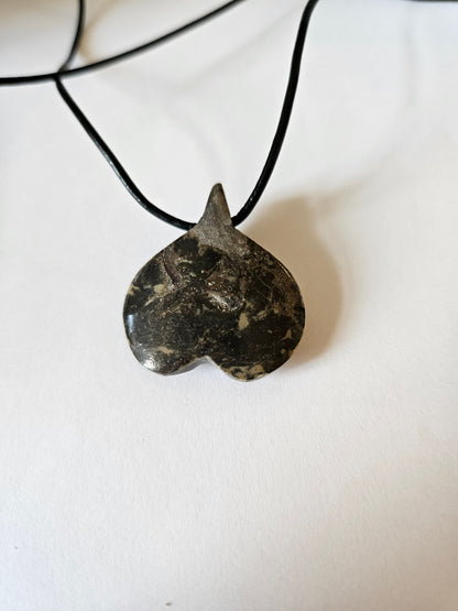 Ammonit Fossil versteinert, 37 x 30 x 10 mm, gebohrt, an verstellbarem Lederband, 360 Millionen Jahre alt
